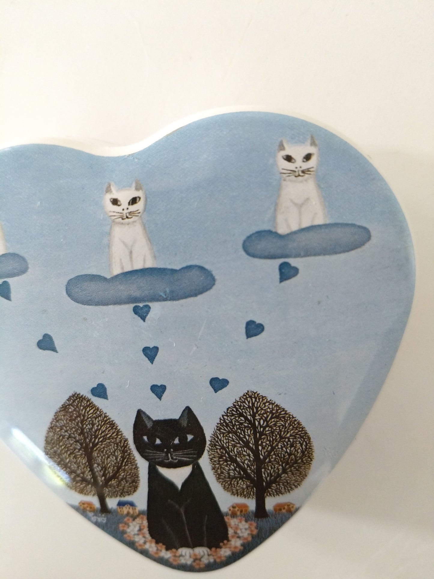 Petite boîte métallique cœur décor chats