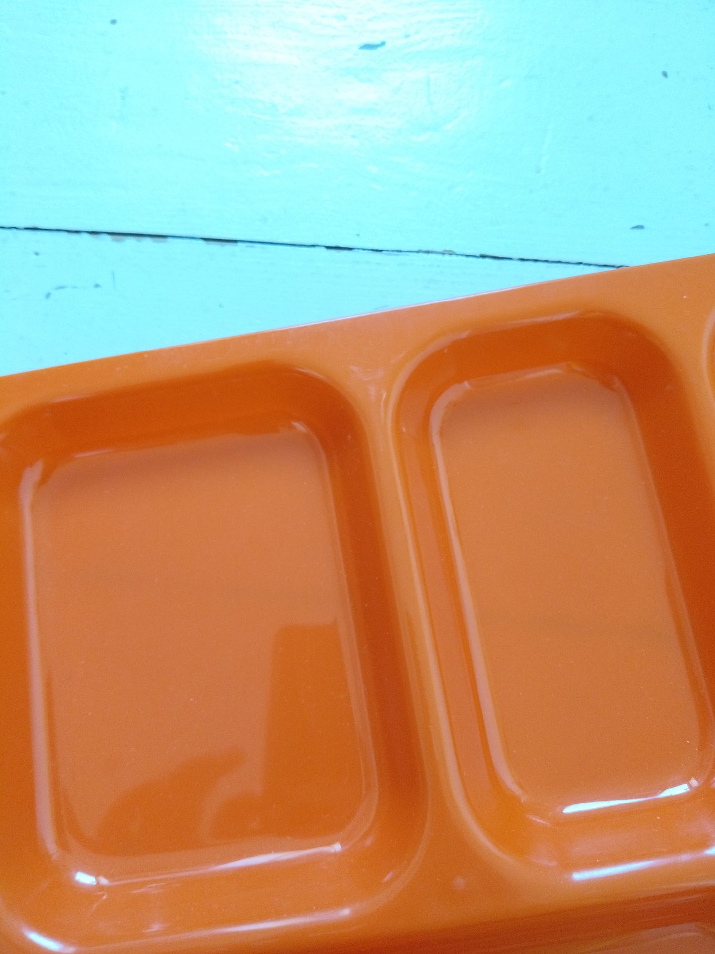 Plateau repas compartimenté en plastique orange (à l'unité - 2 dispos)