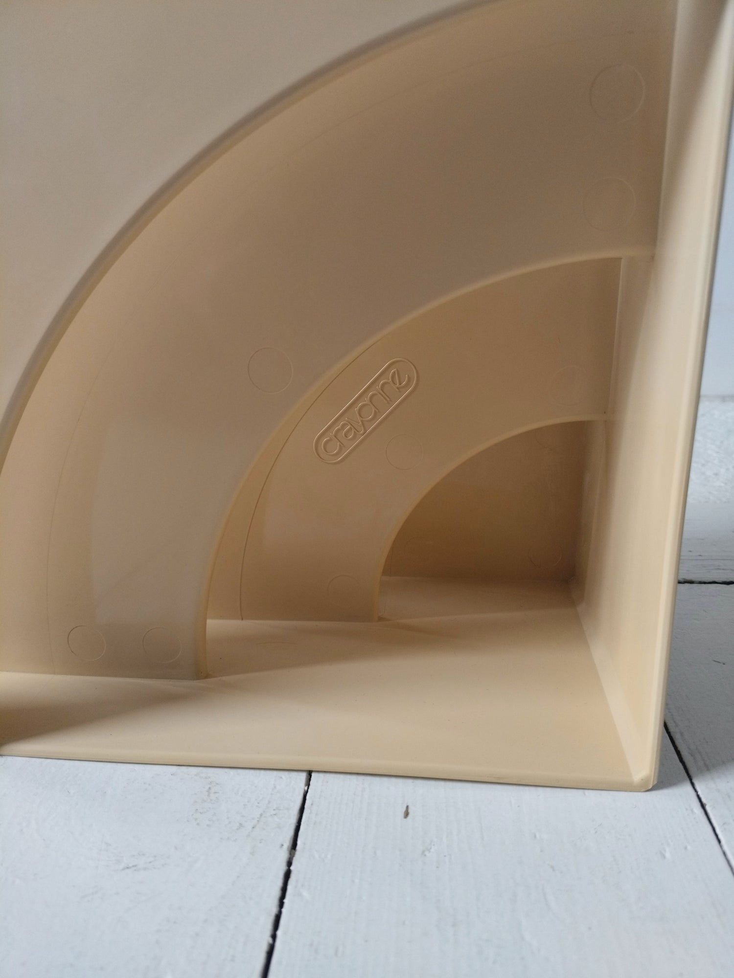 Range/ porte-revues/ vinyles en plastique beige Crayonne T. Conran pour Habitat 70's - cetaitmieuxavant