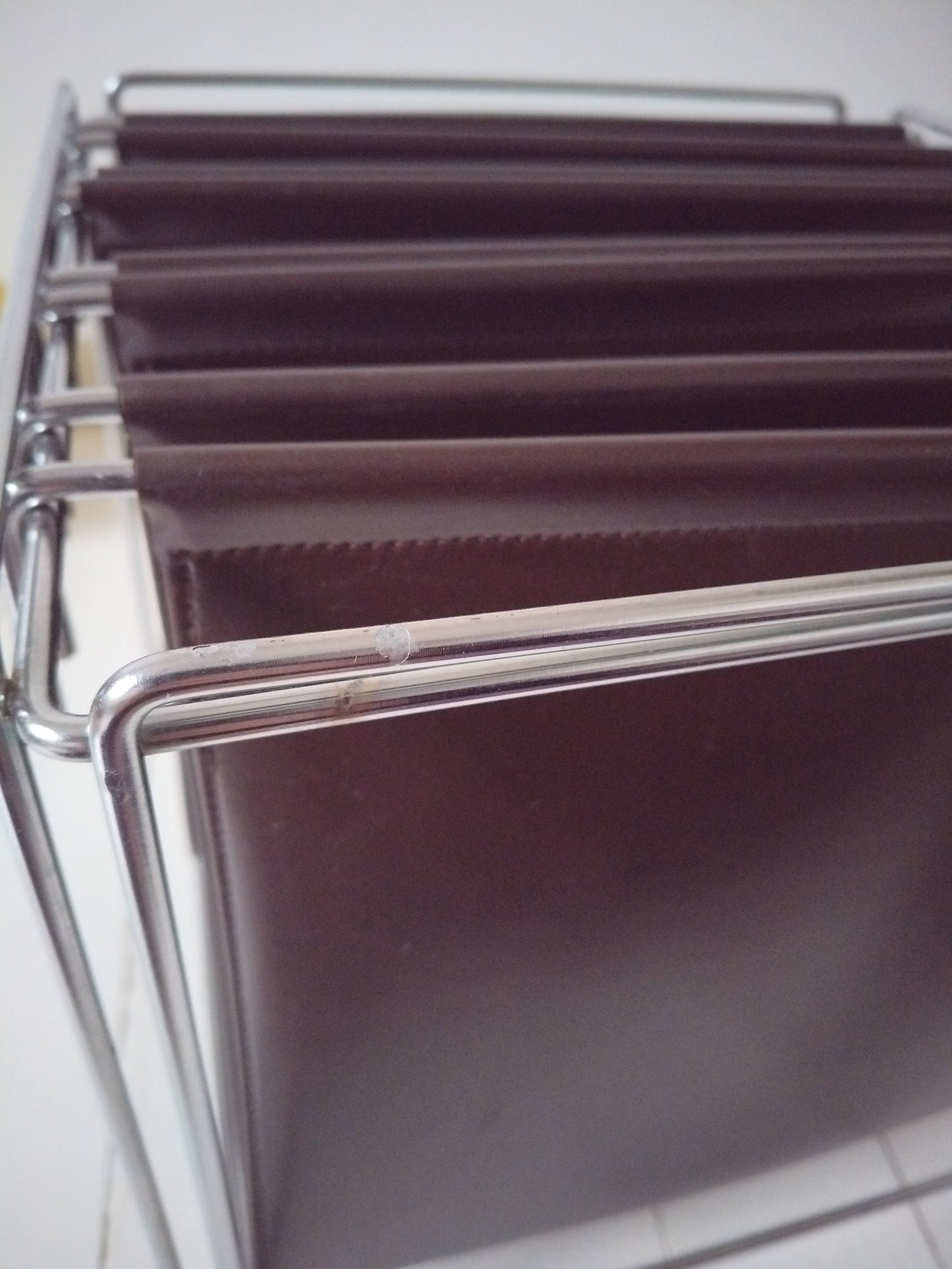 Porte-revues/ range-documents/ vinyles métal et simili cuir par Max Sauze pour Isocèle 70's