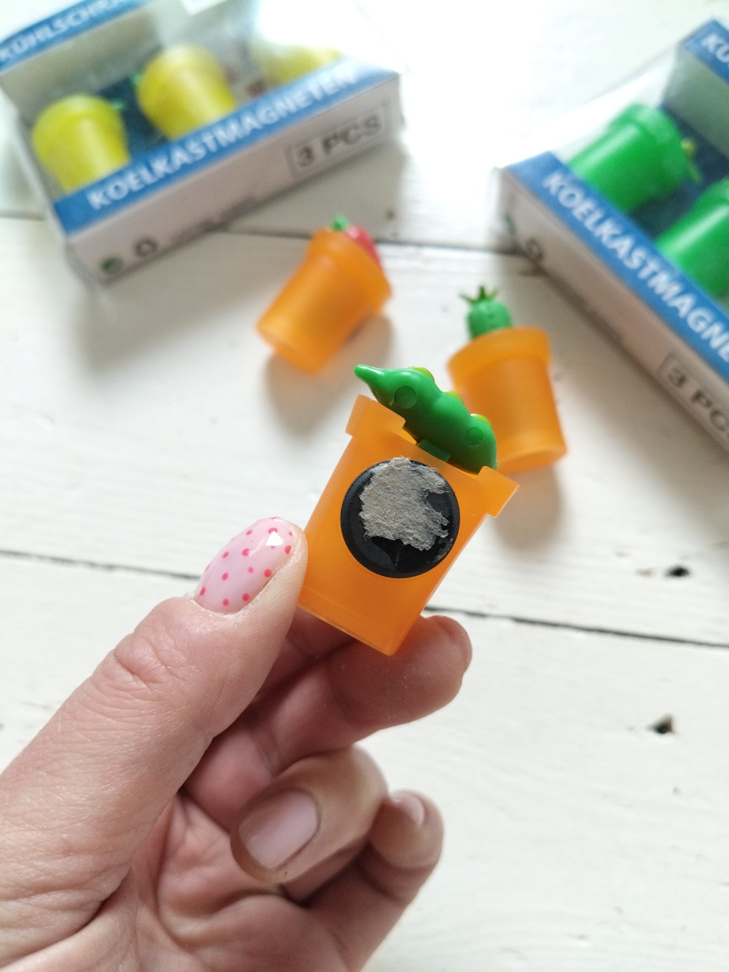 3 magnets en plastique verts, jaunes ou oranges au choix
