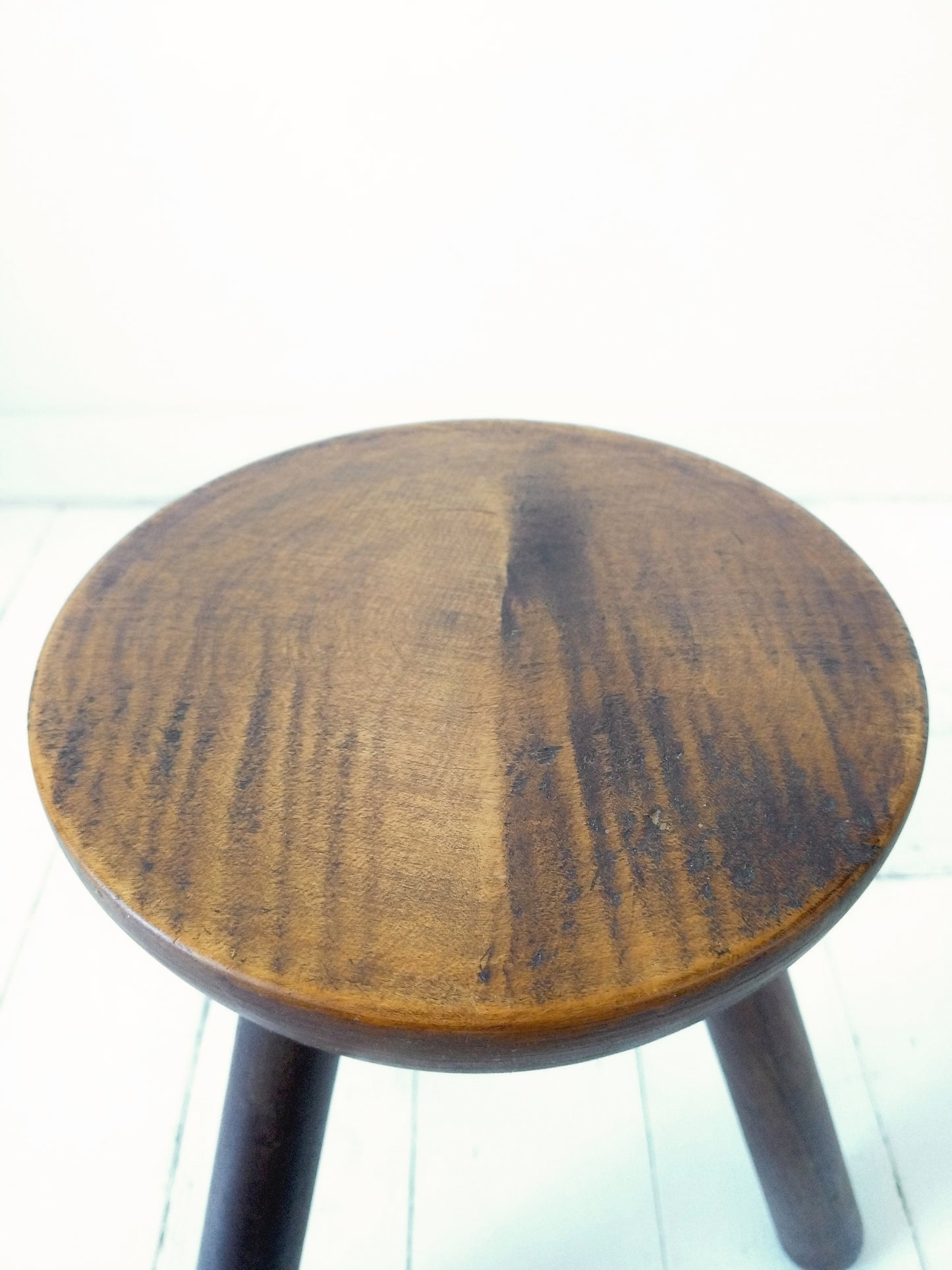 Ancien petit tabouret de métier tripode en bois massif - cetaitmieuxavant