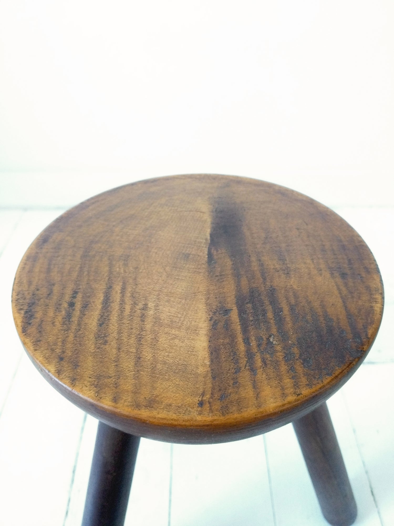 Ancien petit tabouret de métier tripode en bois massif - cetaitmieuxavant