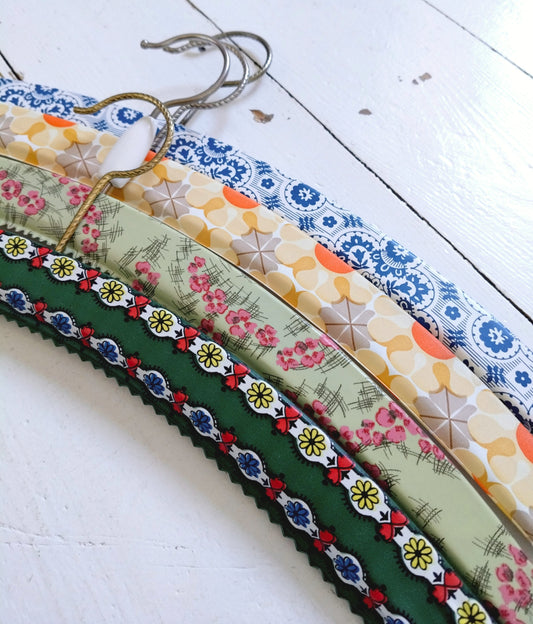 Cintre adulte en bois plastifié au choix