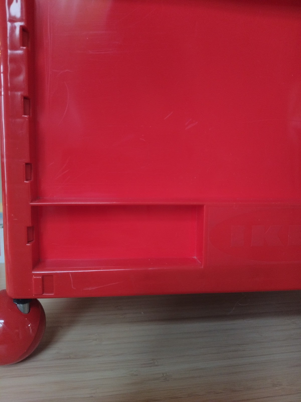Box de rangement à roulettes en plastique Ikea Märd 90's