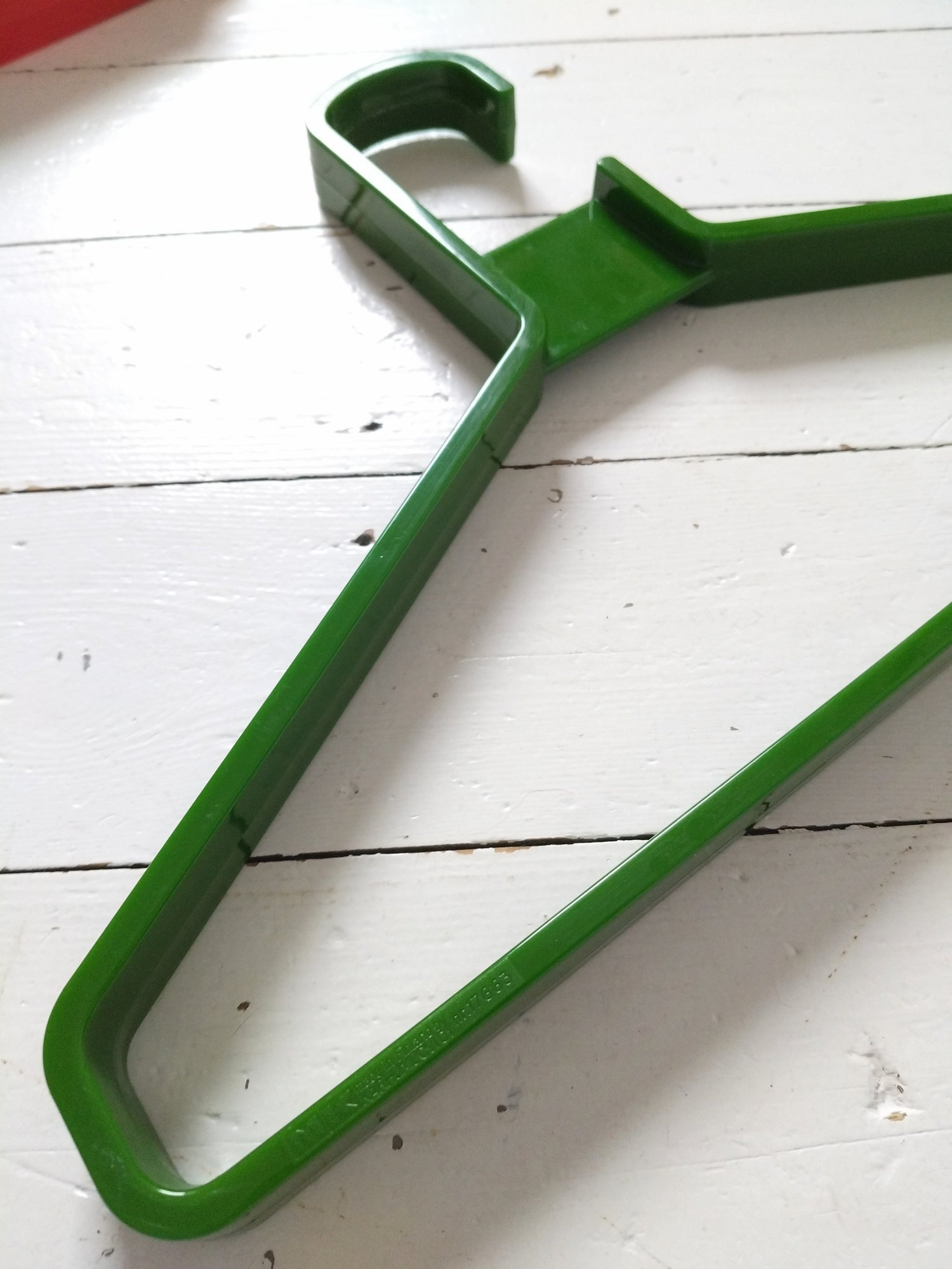 Ensemble de 3 cintres en plastique MK finland by Karhumuovioy - cetaitmieuxavant