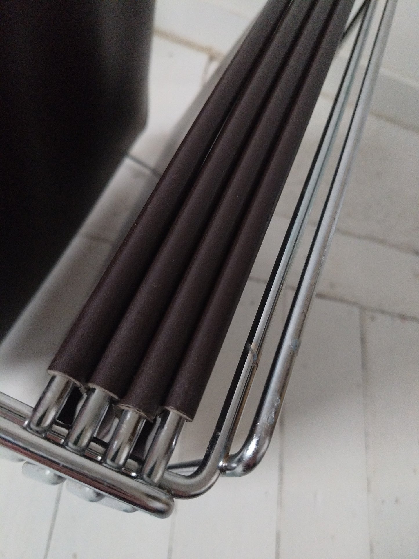 Porte-revues/ range-documents/ vinyles métal et simili cuir par Max Sauze pour Isocèle 70's