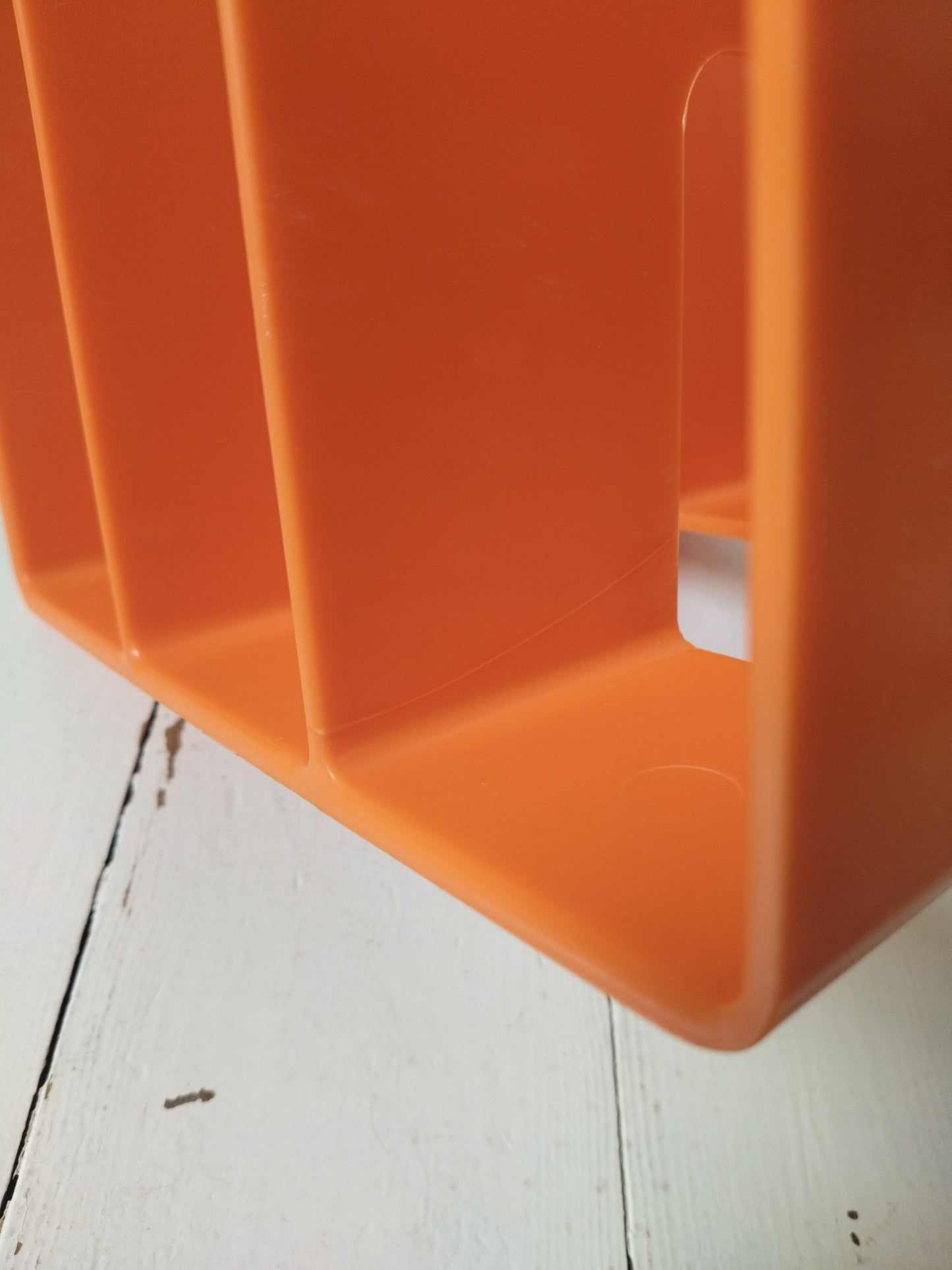 Range-livres/ magazines/ vinyles en plastique ORANGE par Sven-Eric Juhlin pour Gustavsberg 1395 !!! Réservé Émilie !!! - cetaitmieuxavant
