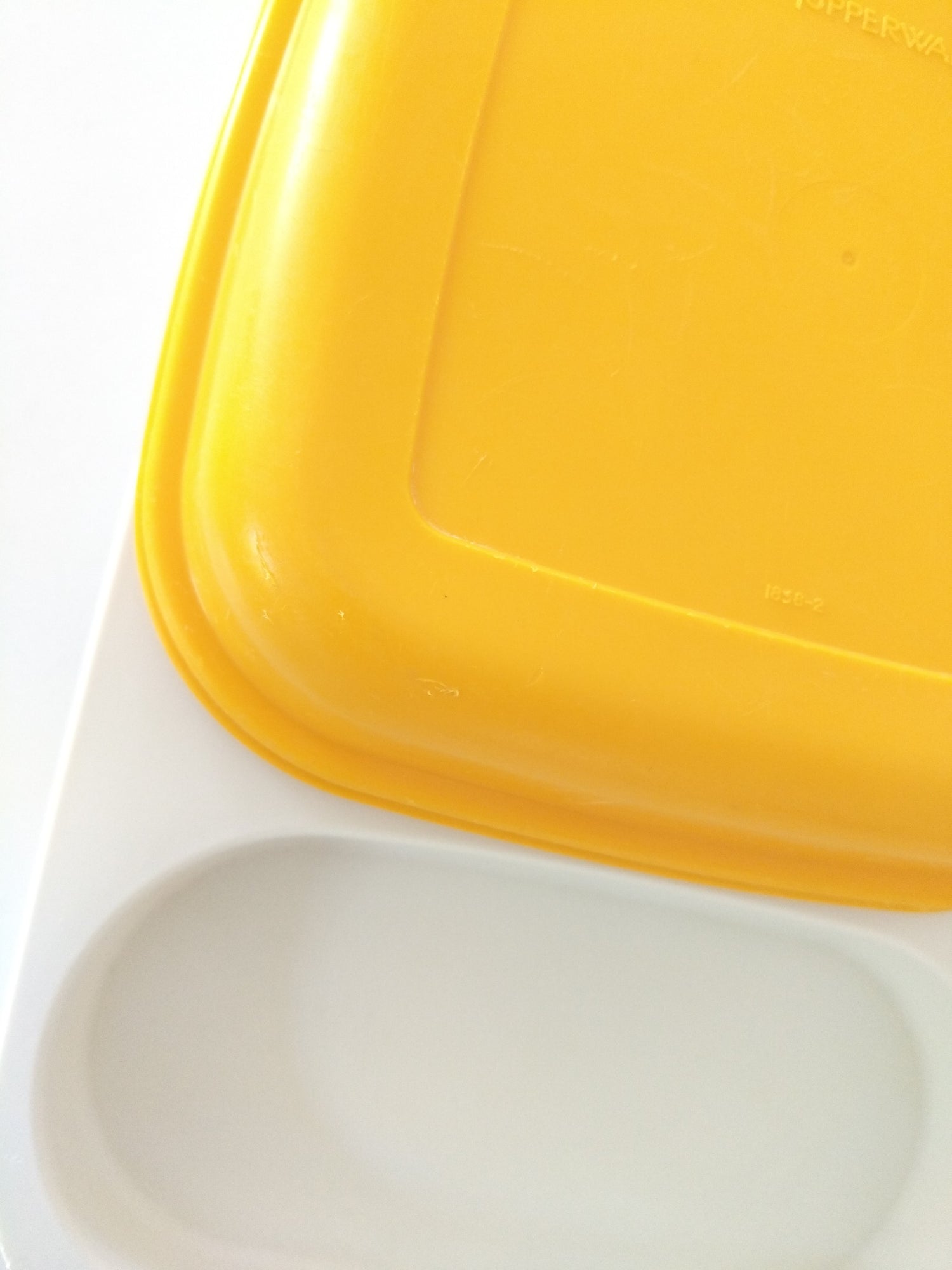 Petit plateau repas avec couvercle Tupperware - cetaitmieuxavant
