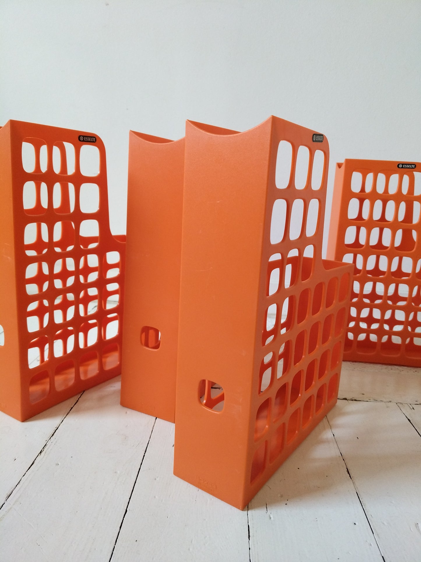 Range-documents/ magazines/ livres en plastique orange Esselte Boxer à l'unité