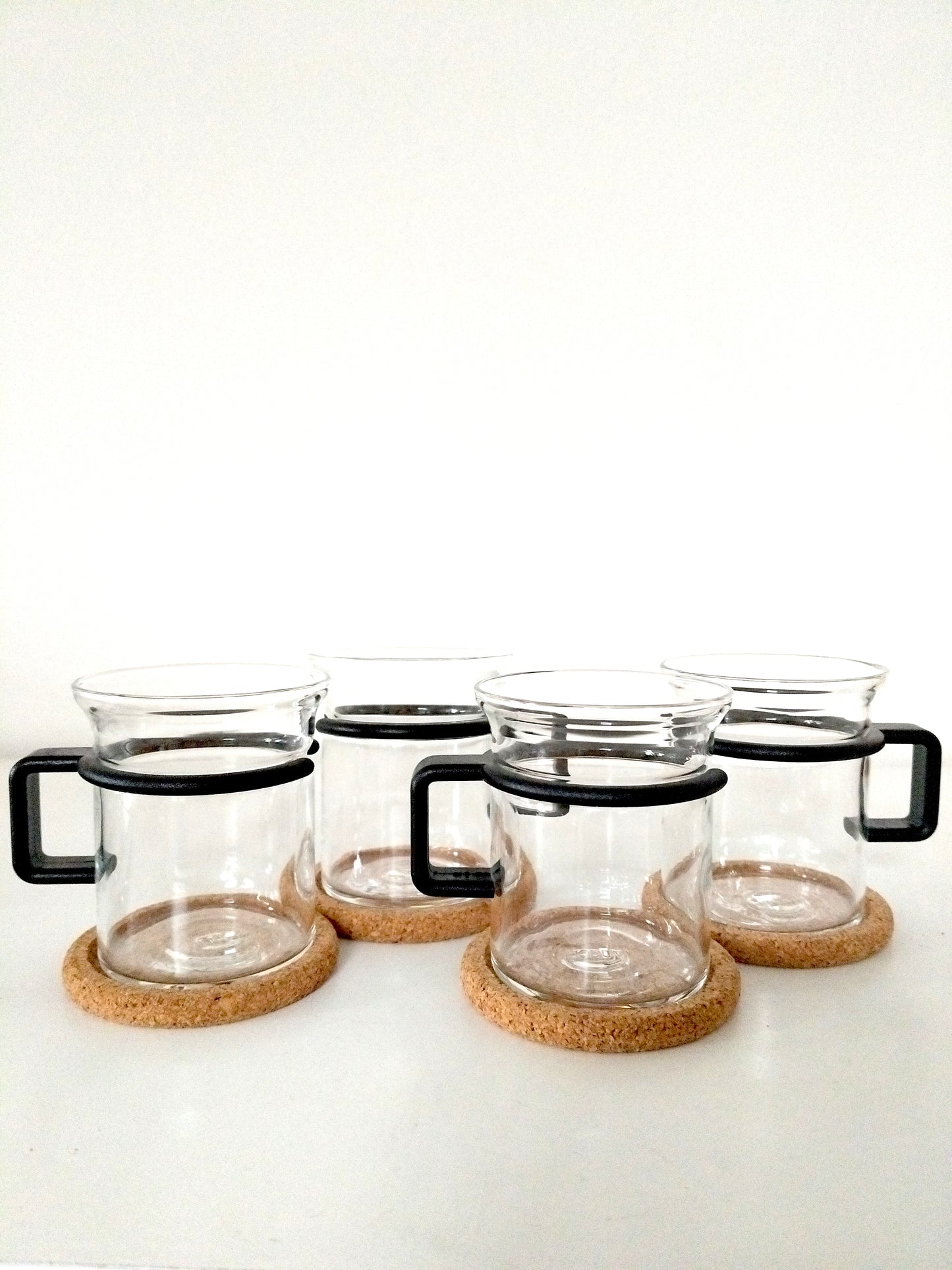 Ensemble de 4 tasses en verre + touillettes + sous-tasses en liège Bodum