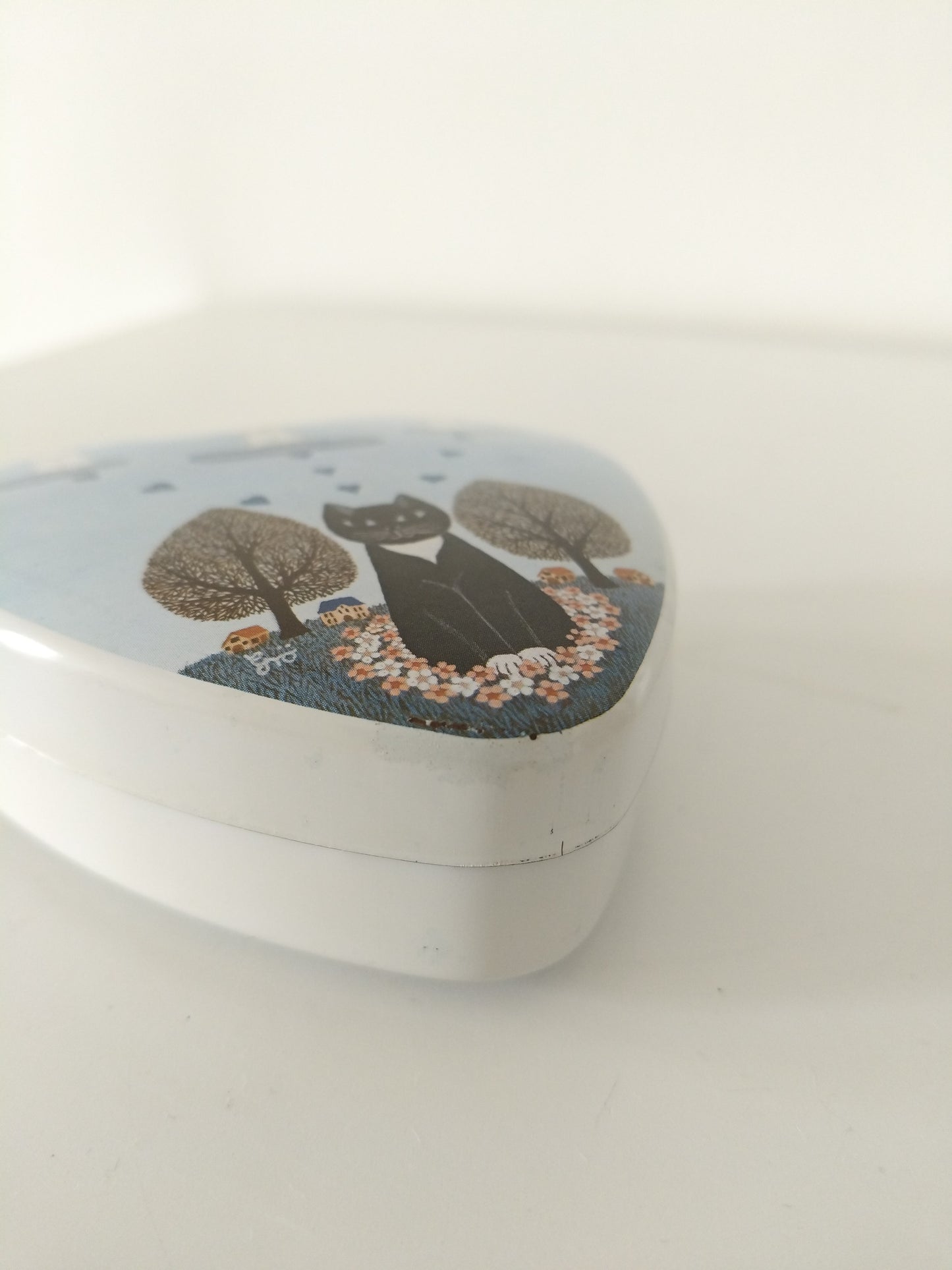 Petite boîte métallique cœur décor chats