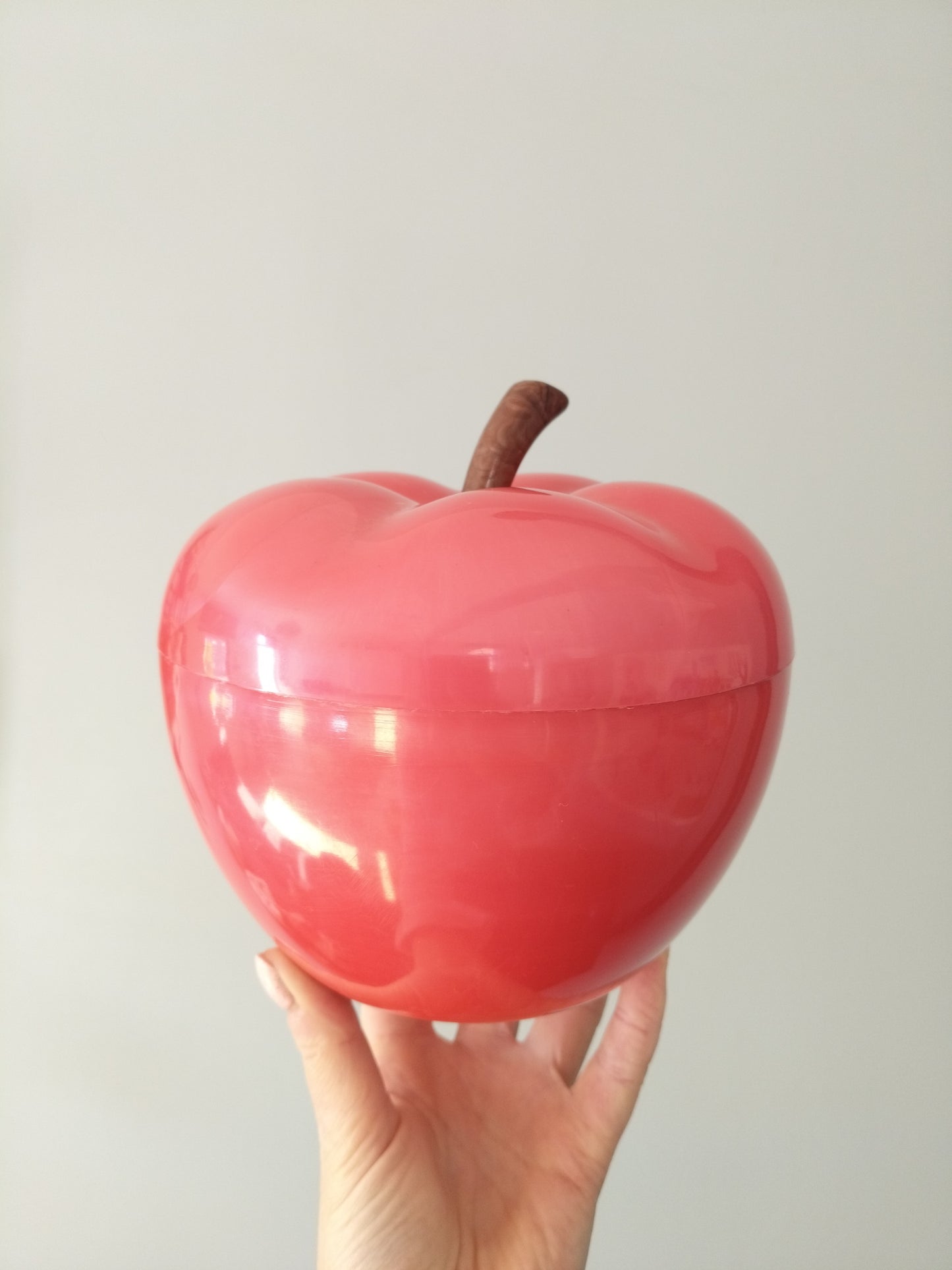 Boîte pomme en plastique framboise nacré - cetaitmieuxavant