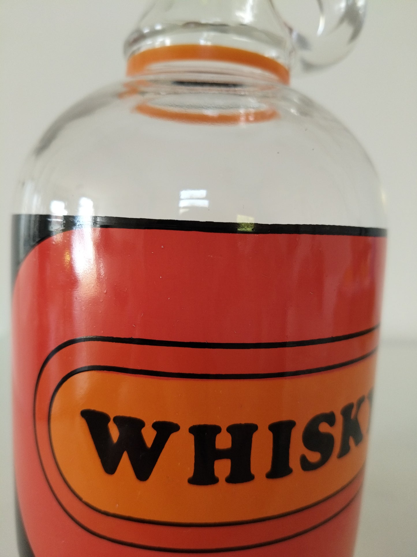 Ancienne bouteille à whisky en verre - cetaitmieuxavant