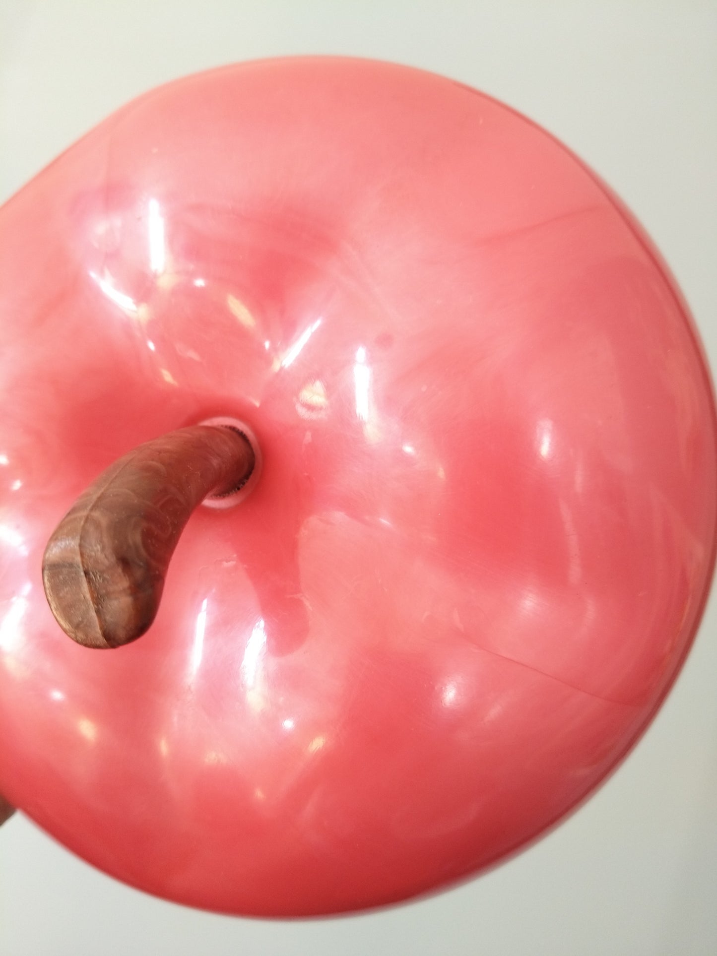 Boîte pomme en plastique framboise nacré - cetaitmieuxavant