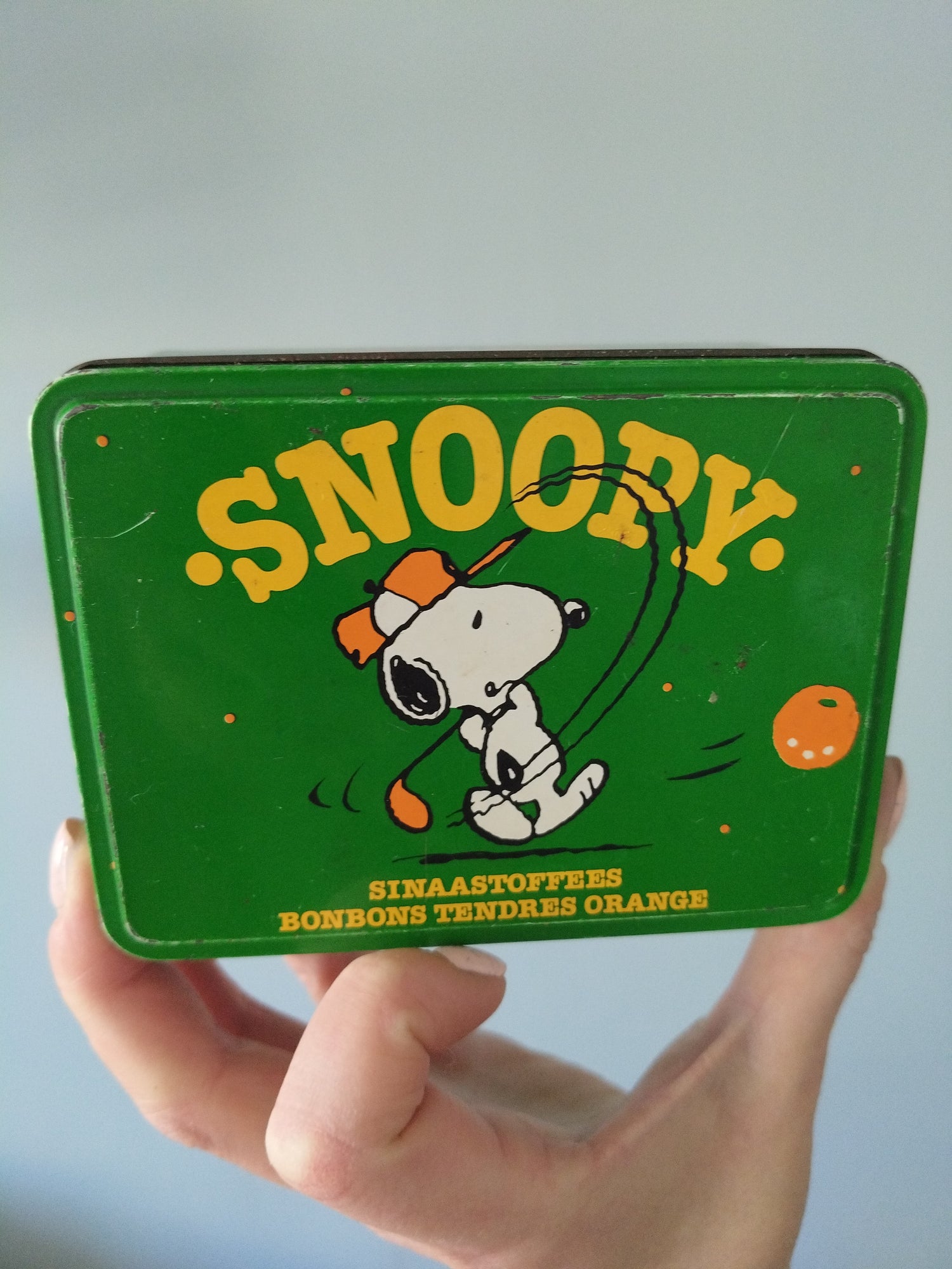 Boîte métallique Snoopy mini-golf 1958 United Feature Syndicate pour Van Melle confiserie bonbons tendres orange - cetaitmieuxavant