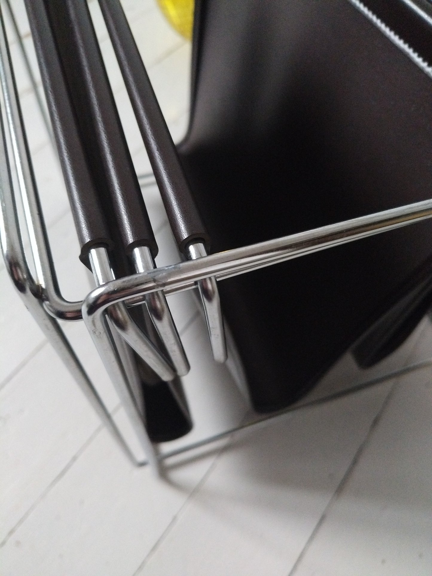 Porte-revues/ range-documents/ vinyles métal et simili cuir par Max Sauze pour Isocèle 70's