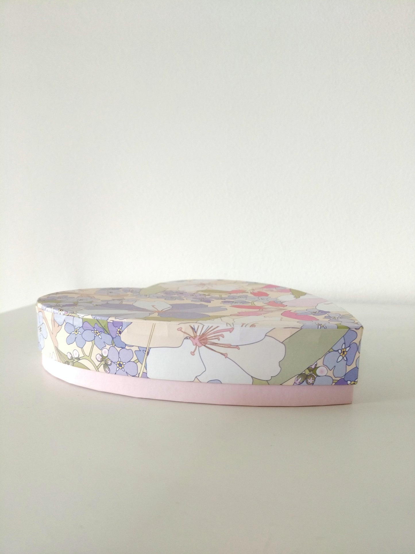 Boîte cartonnée fleurie en forme de 🩷