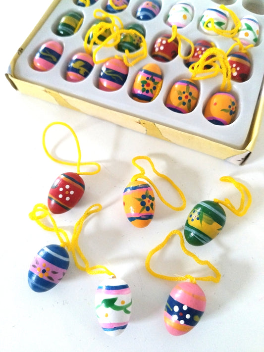 Set de 6 œufs de Pâques miniatures en bois à suspendre (plusieurs sets disponibles)