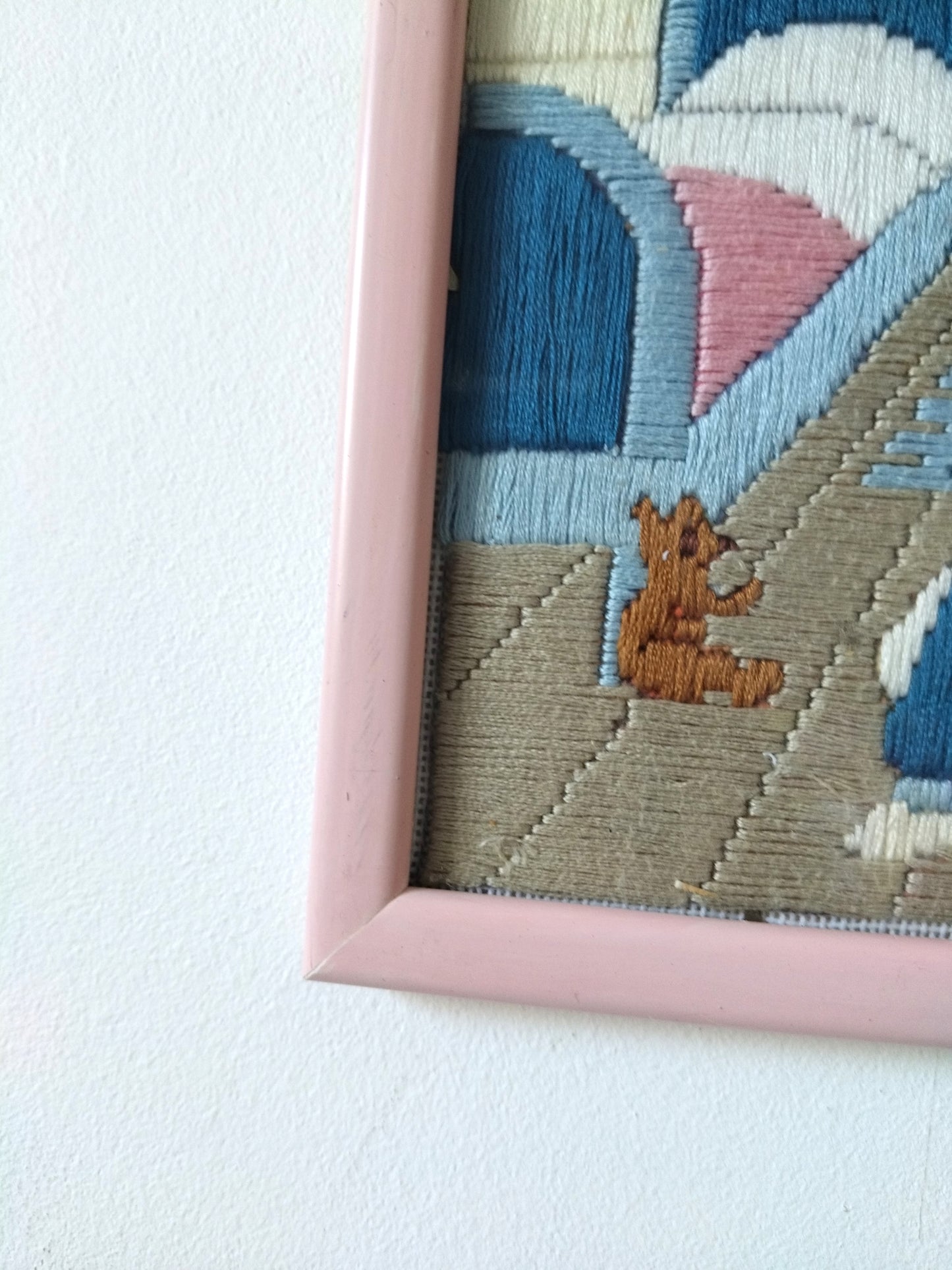 Broderie murale encadrée décor naïf enfantin