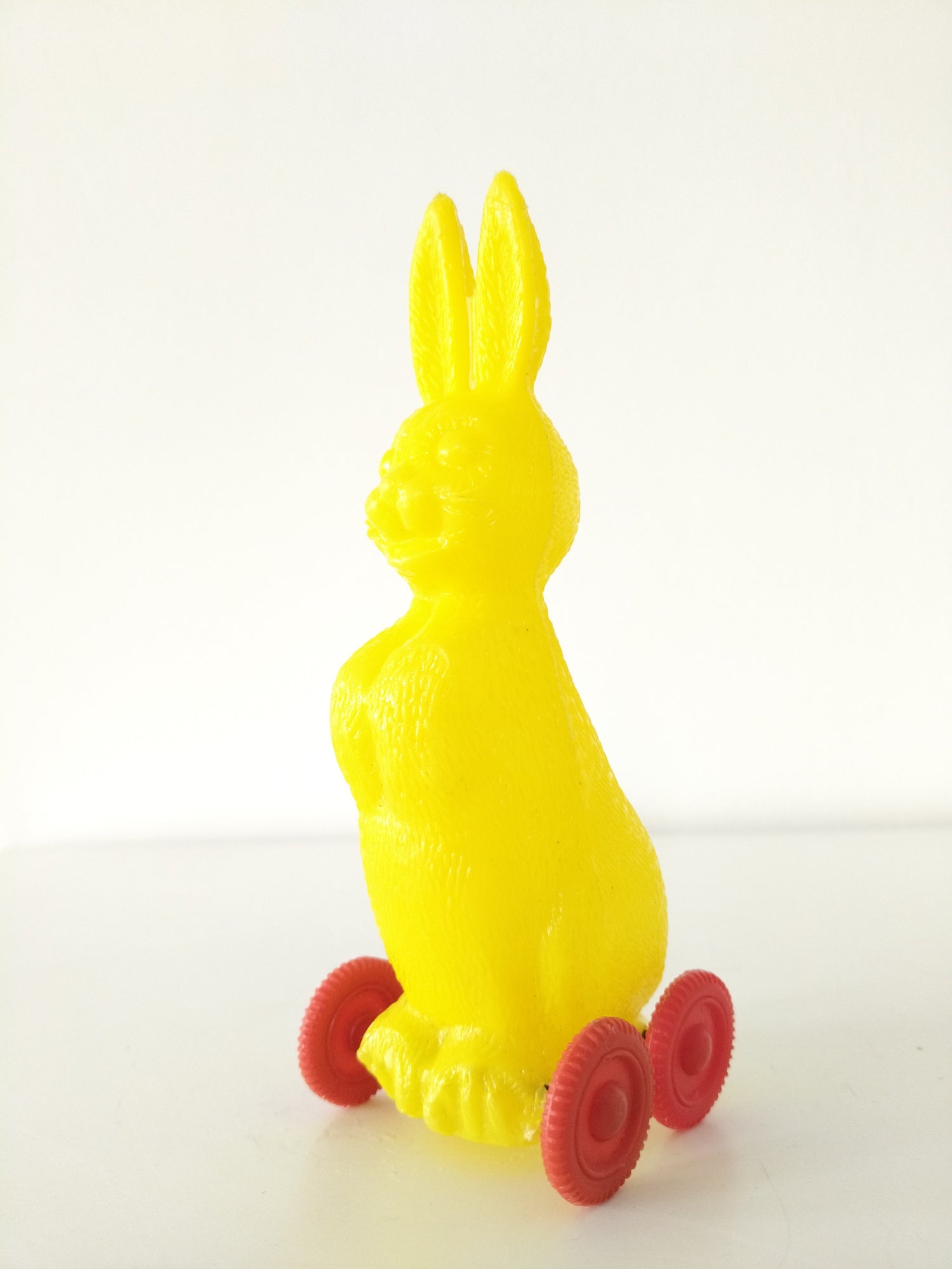 Déco de Pâques/ jouet petit lapin à roulettes en plastique - cetaitmieuxavant