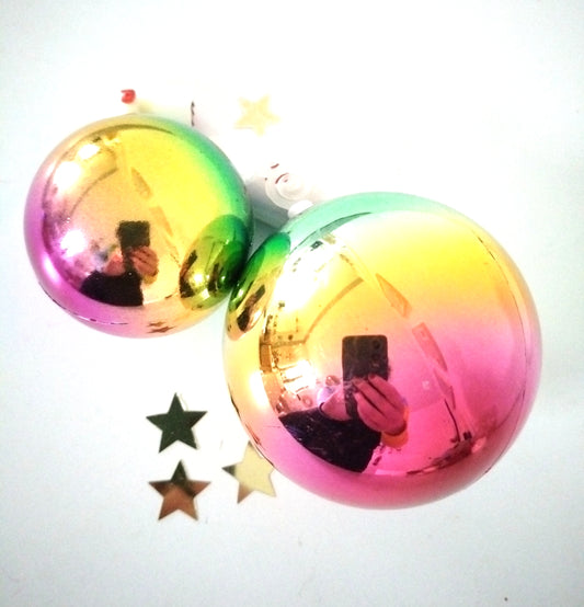 2 boules de Noël en plastique multicolores arc-en-ciel