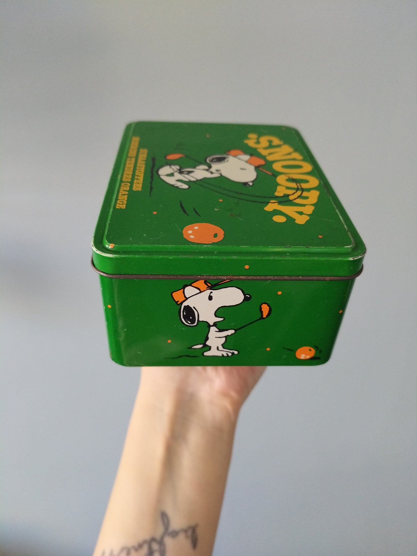 Boîte métallique Snoopy mini-golf 1958 United Feature Syndicate pour Van Melle confiserie bonbons tendres orange - cetaitmieuxavant