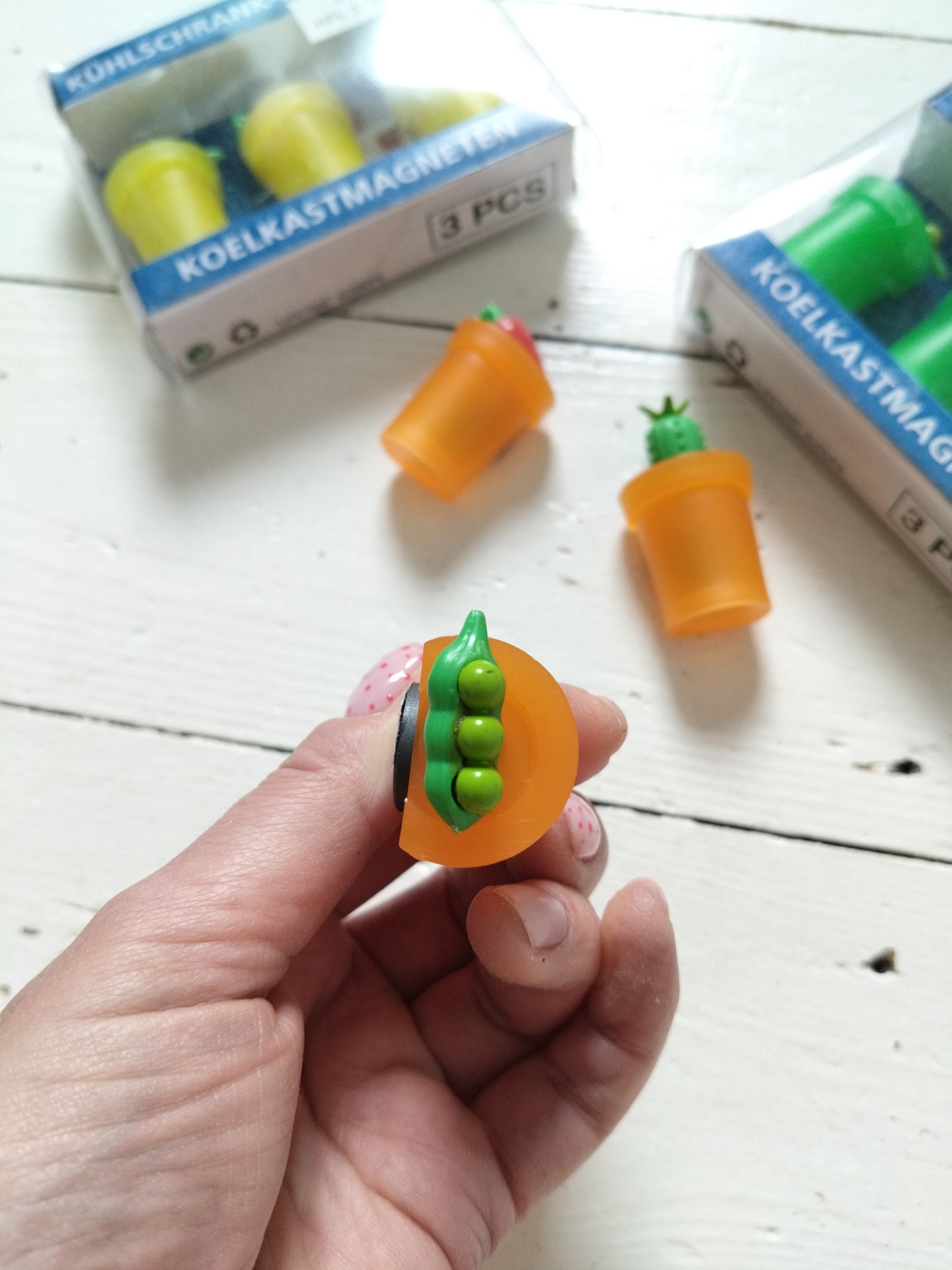 3 magnets en plastique verts, jaunes ou oranges au choix
