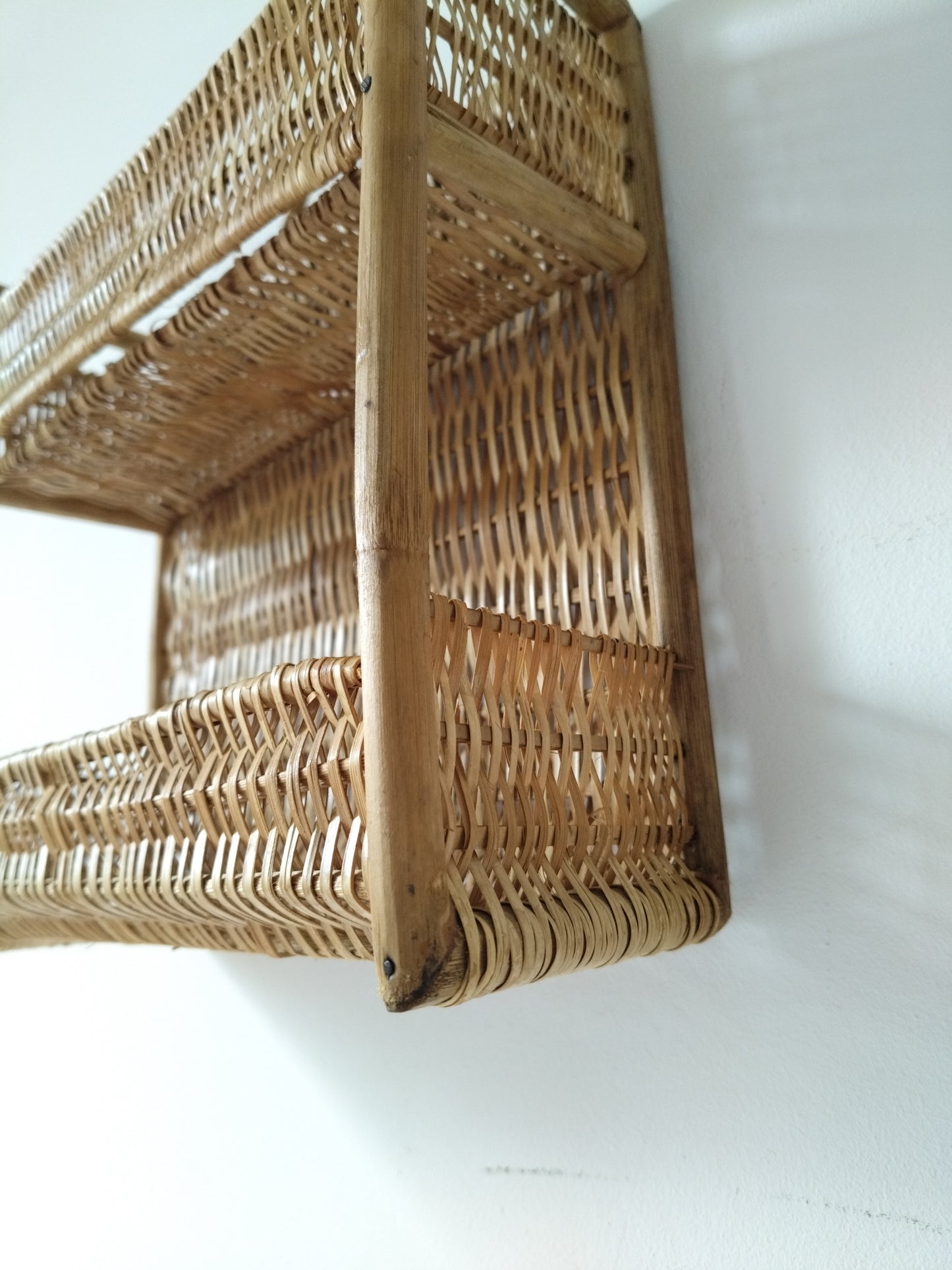 Petite étagère murale en osier et rotin