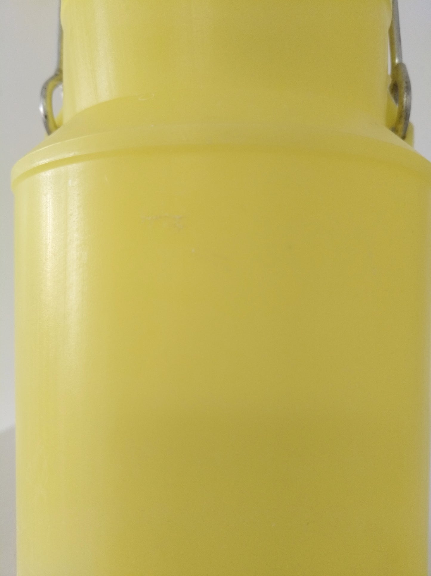 Ancien pot à lait en aluminium ou en plastique Gilac au choix