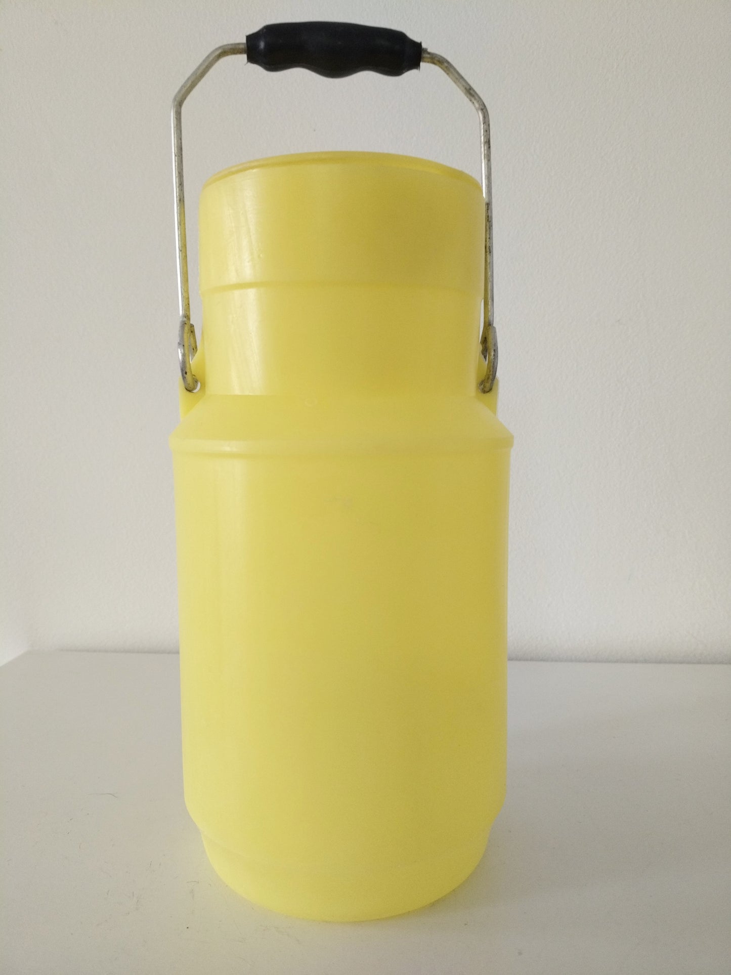 Ancien pot à lait en aluminium ou en plastique Gilac au choix