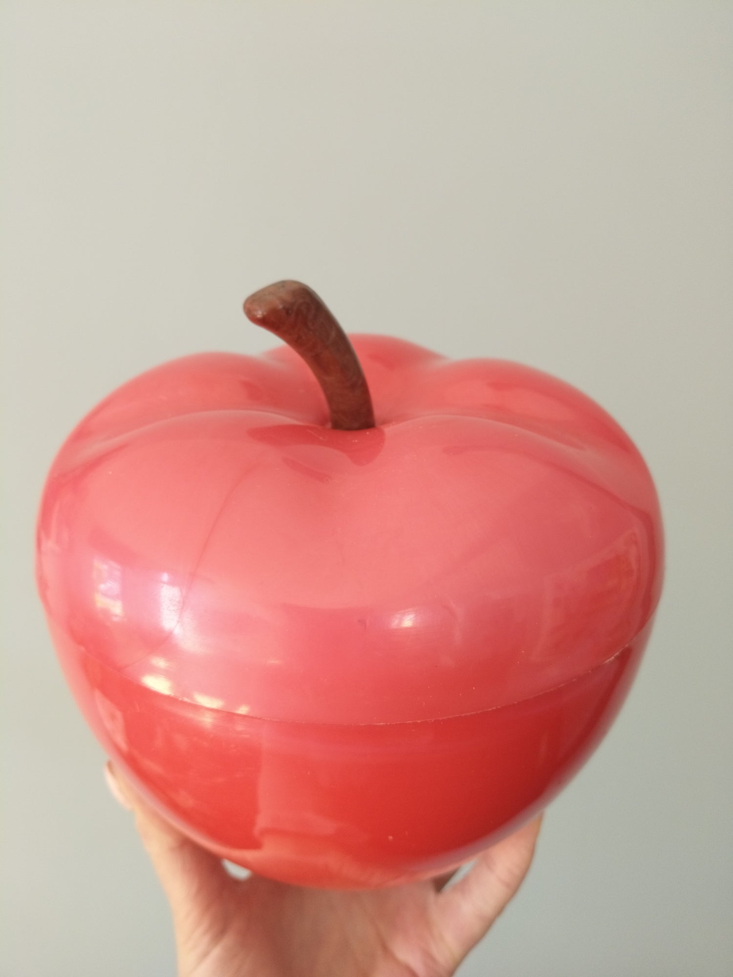Boîte pomme en plastique framboise nacré - cetaitmieuxavant