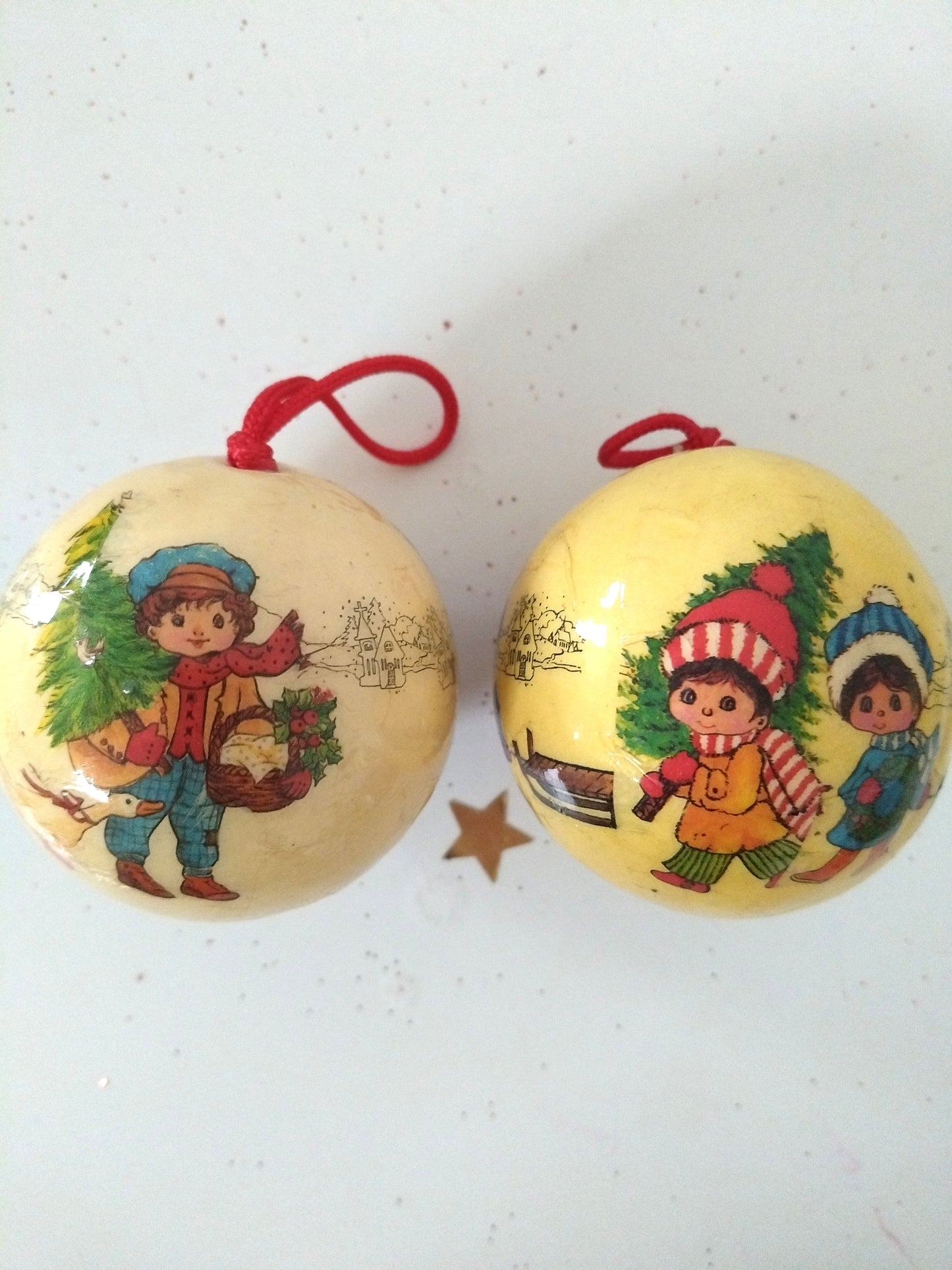 2 boules de Noël plastique et papier mâché
