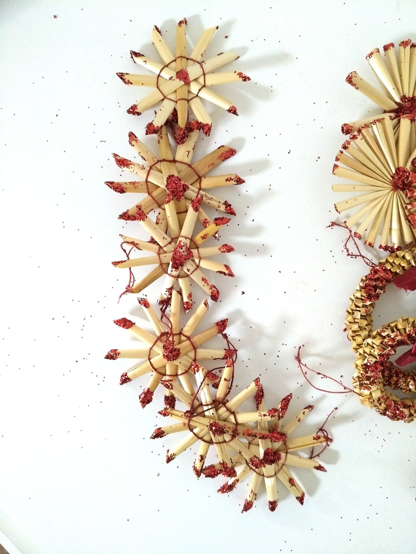 Ensemble de 23 petites décorations de Noël en paille à suspendre made in England (2 lots disponibles)