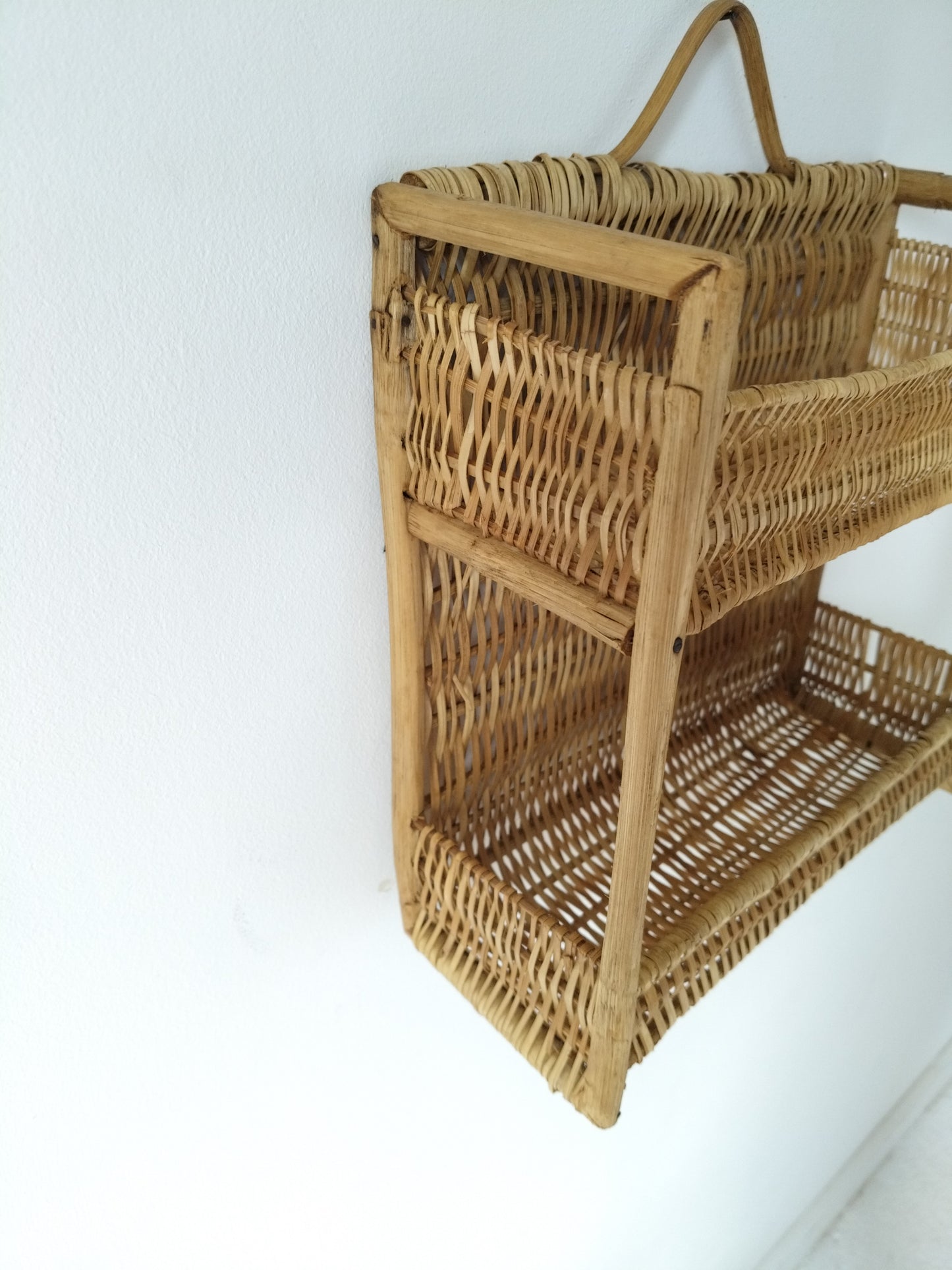 Petite étagère murale en osier et rotin