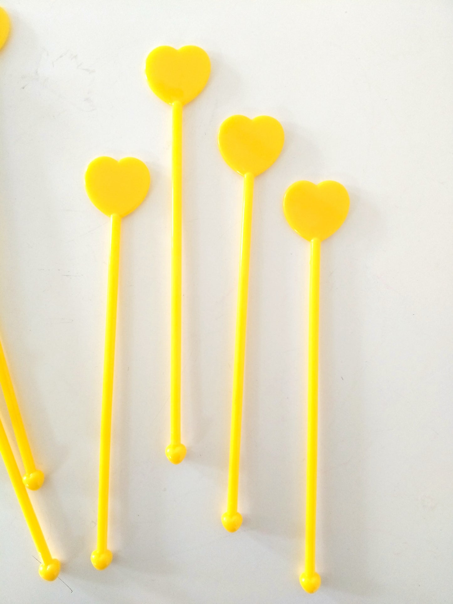 Set de 4 mélangeurs/ touillettes cœur en plastique (2 sets disponibles)
