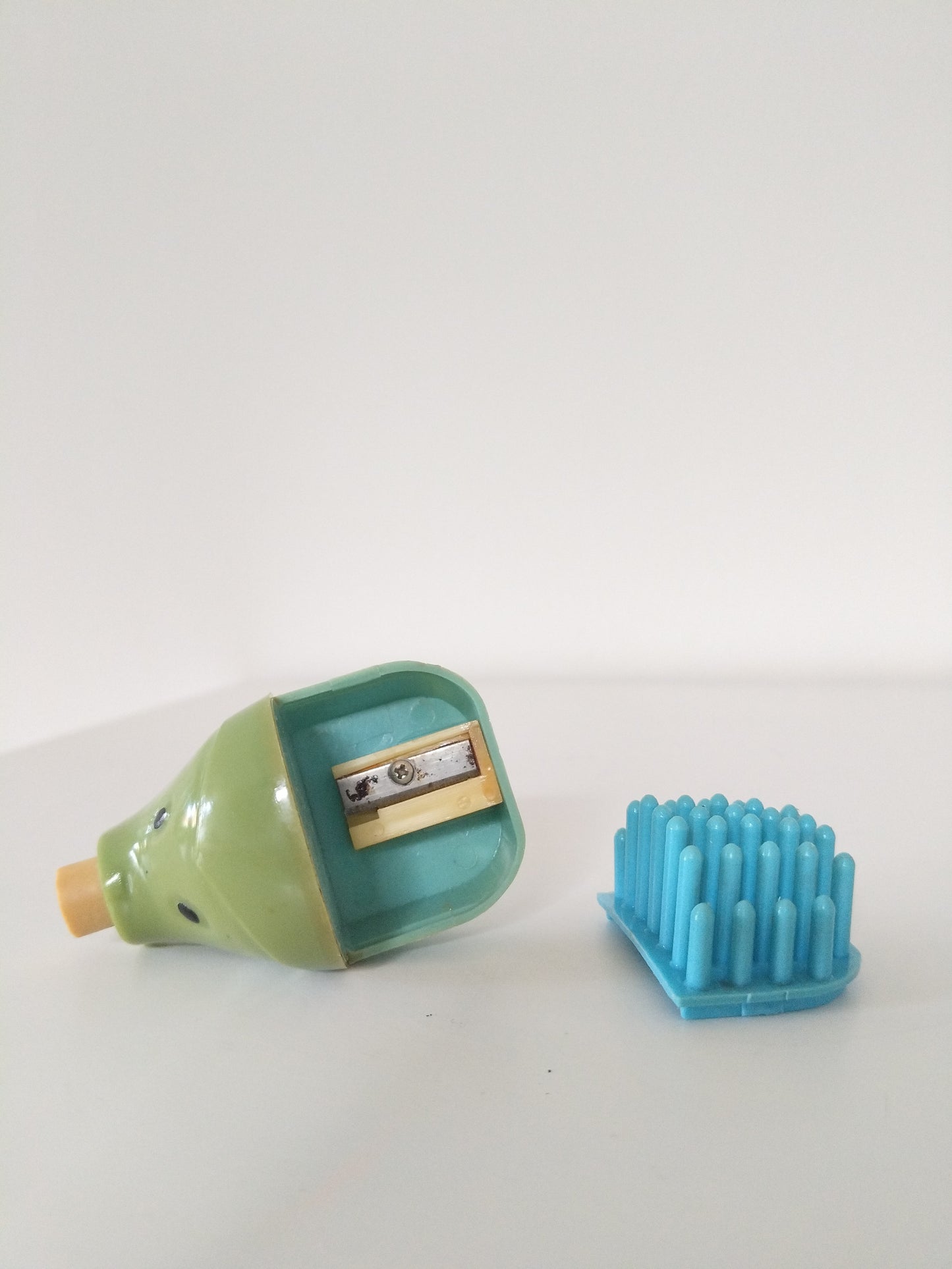 Hérisson miniature taille-crayon, porte-crayon et gomme 80's couleur au choix