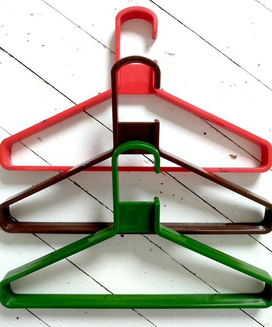Ensemble de 3 cintres en plastique MK finland by Karhumuovioy - cetaitmieuxavant