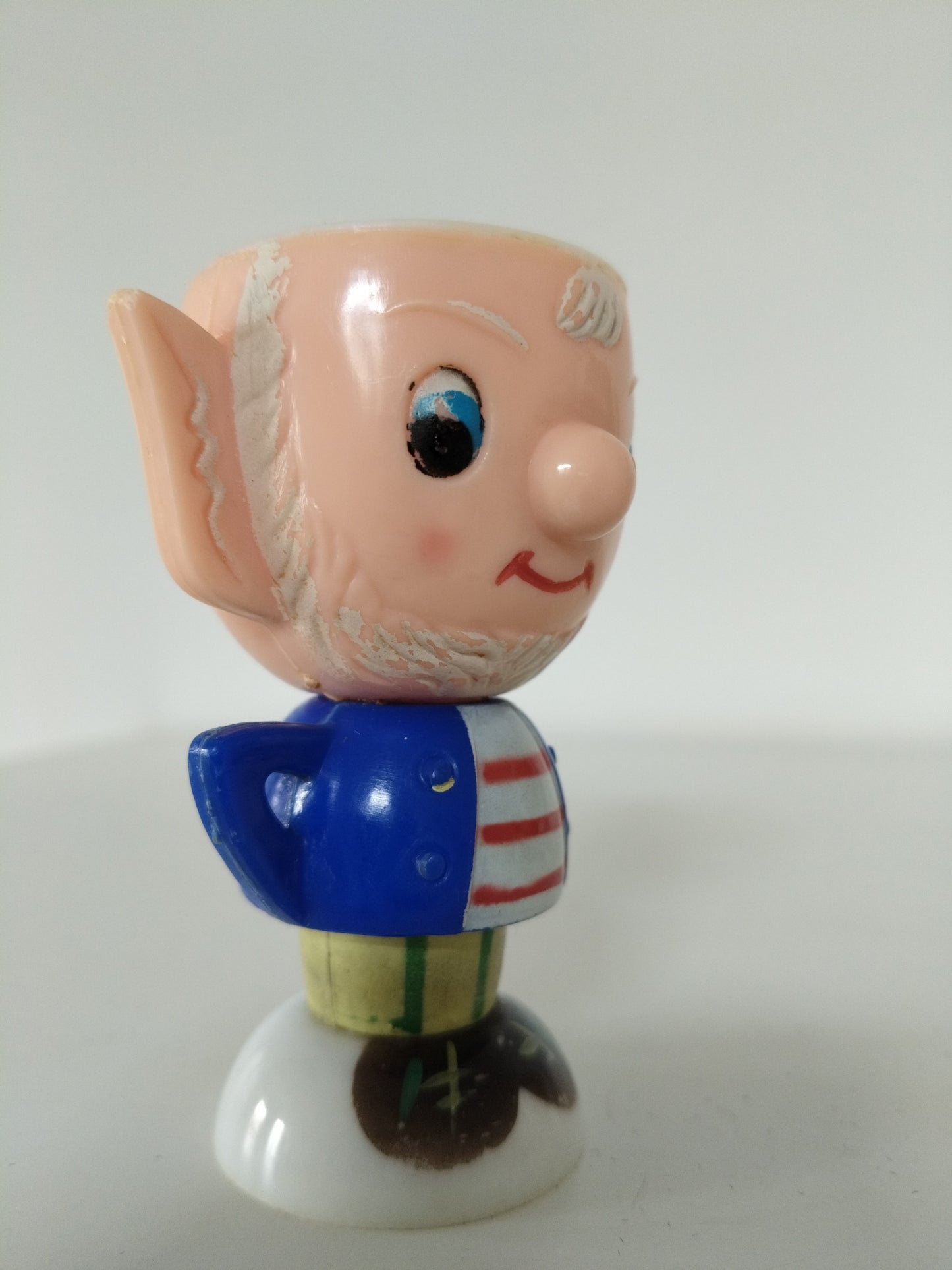 Coquetier lutin Potiron Oui-Oui en plastique made in Hong Kong