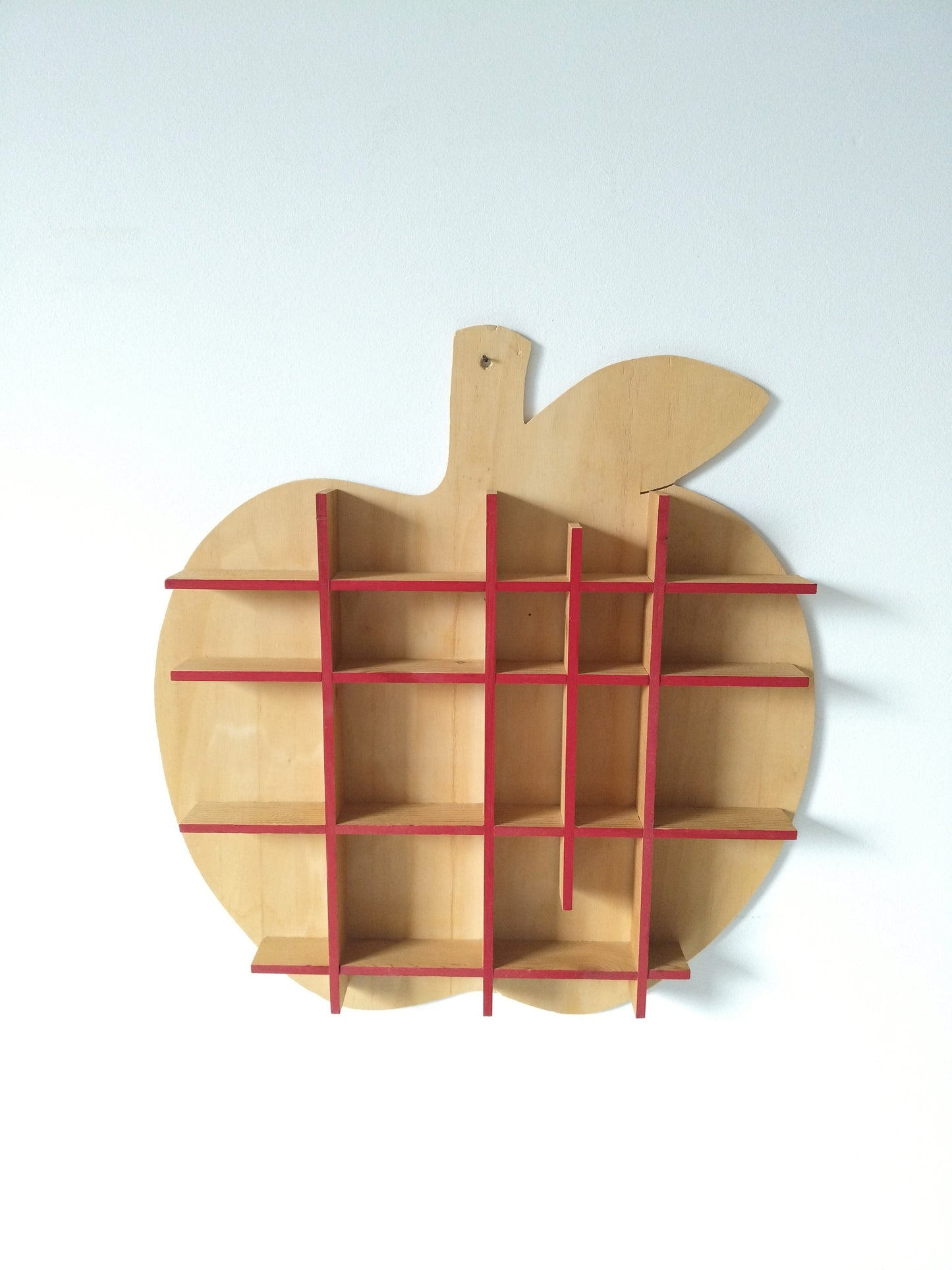Étagère murale pomme pour miniatures en bois