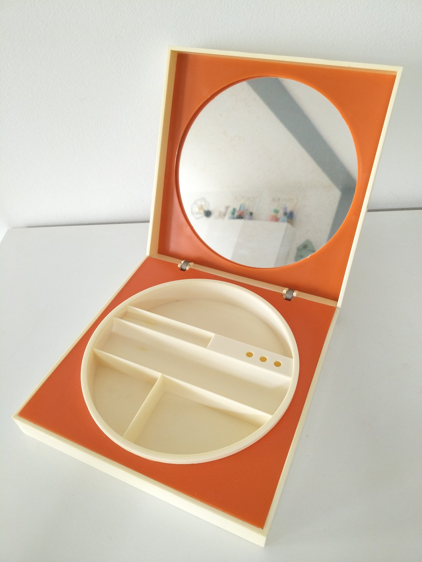 Petite coiffeuse/ miroir/ boîte à maquillage en plastique 70's ! Priorité à Amandine !