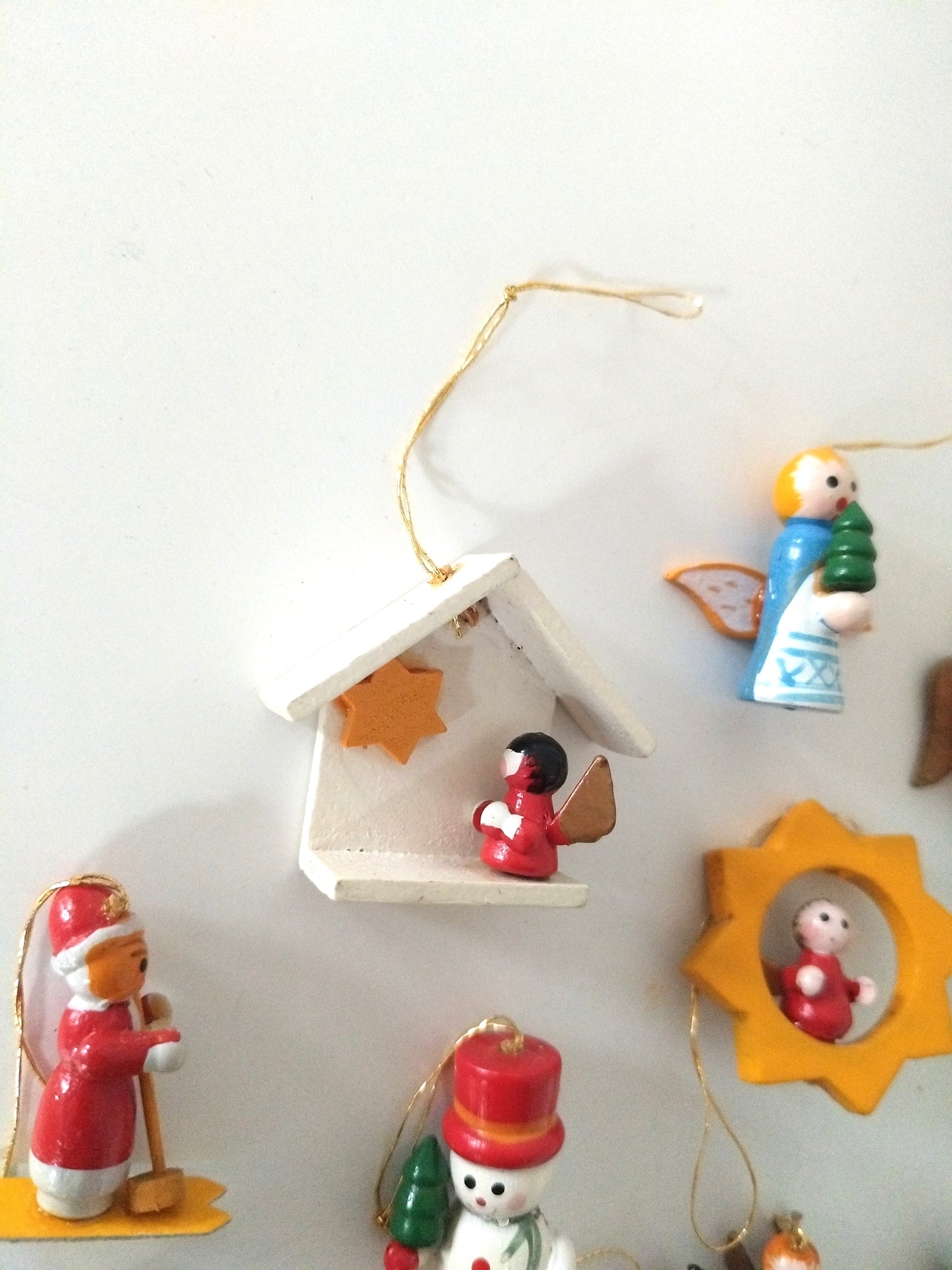 Ensemble de 12 petits sujets de Noël en bois
