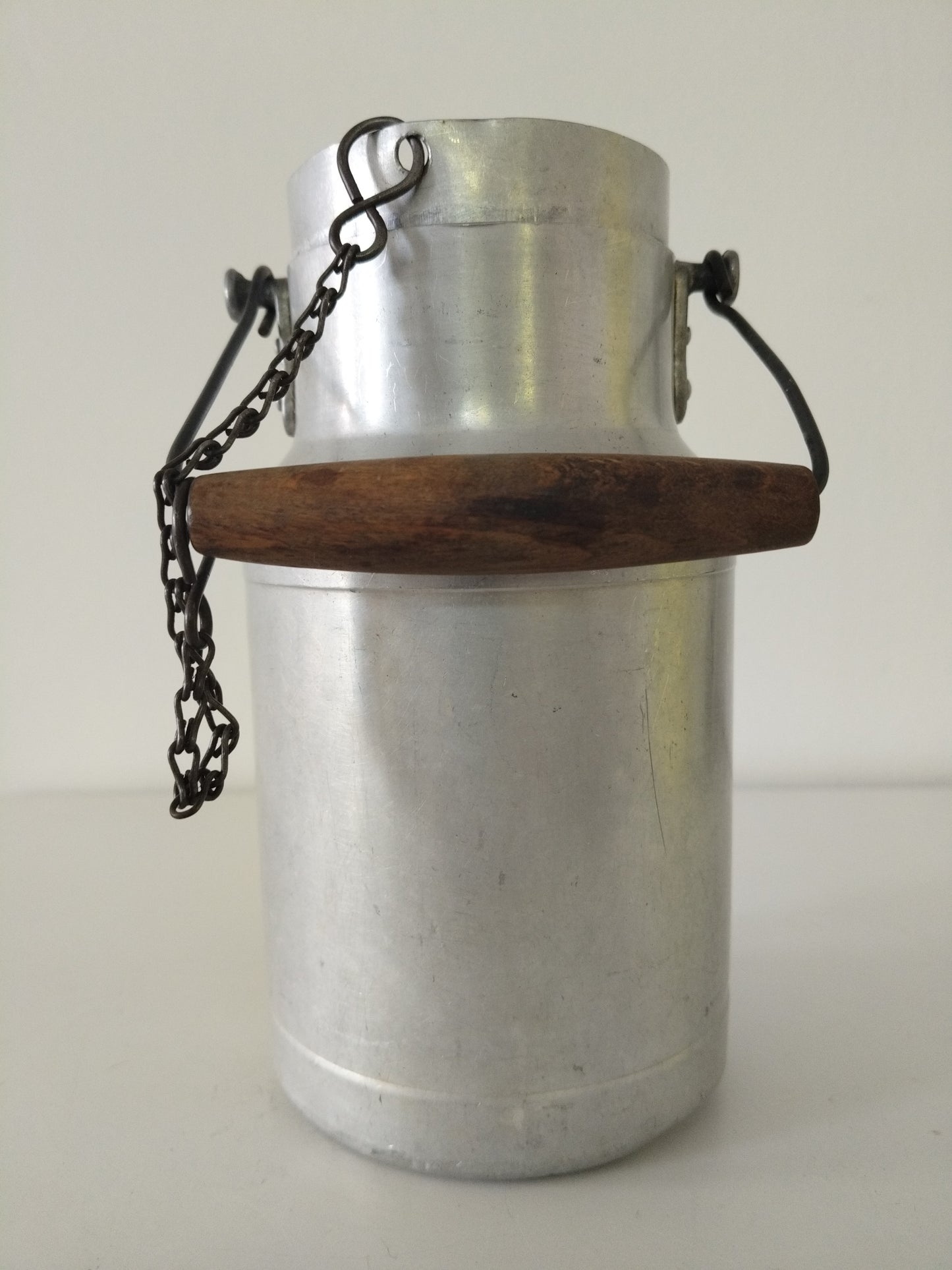Ancien pot à lait en aluminium ou en plastique Gilac au choix