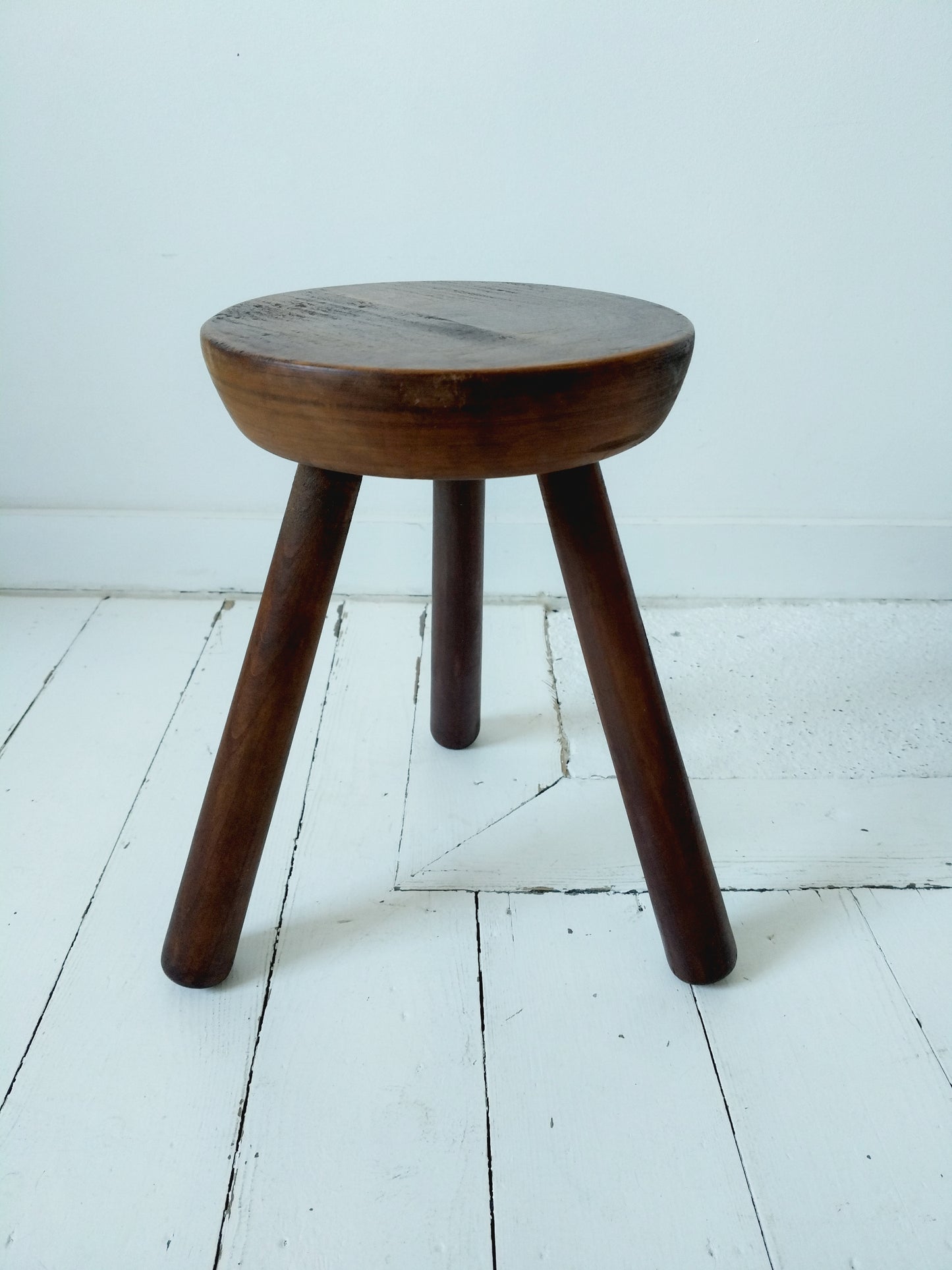 Ancien petit tabouret de métier tripode en bois massif - cetaitmieuxavant