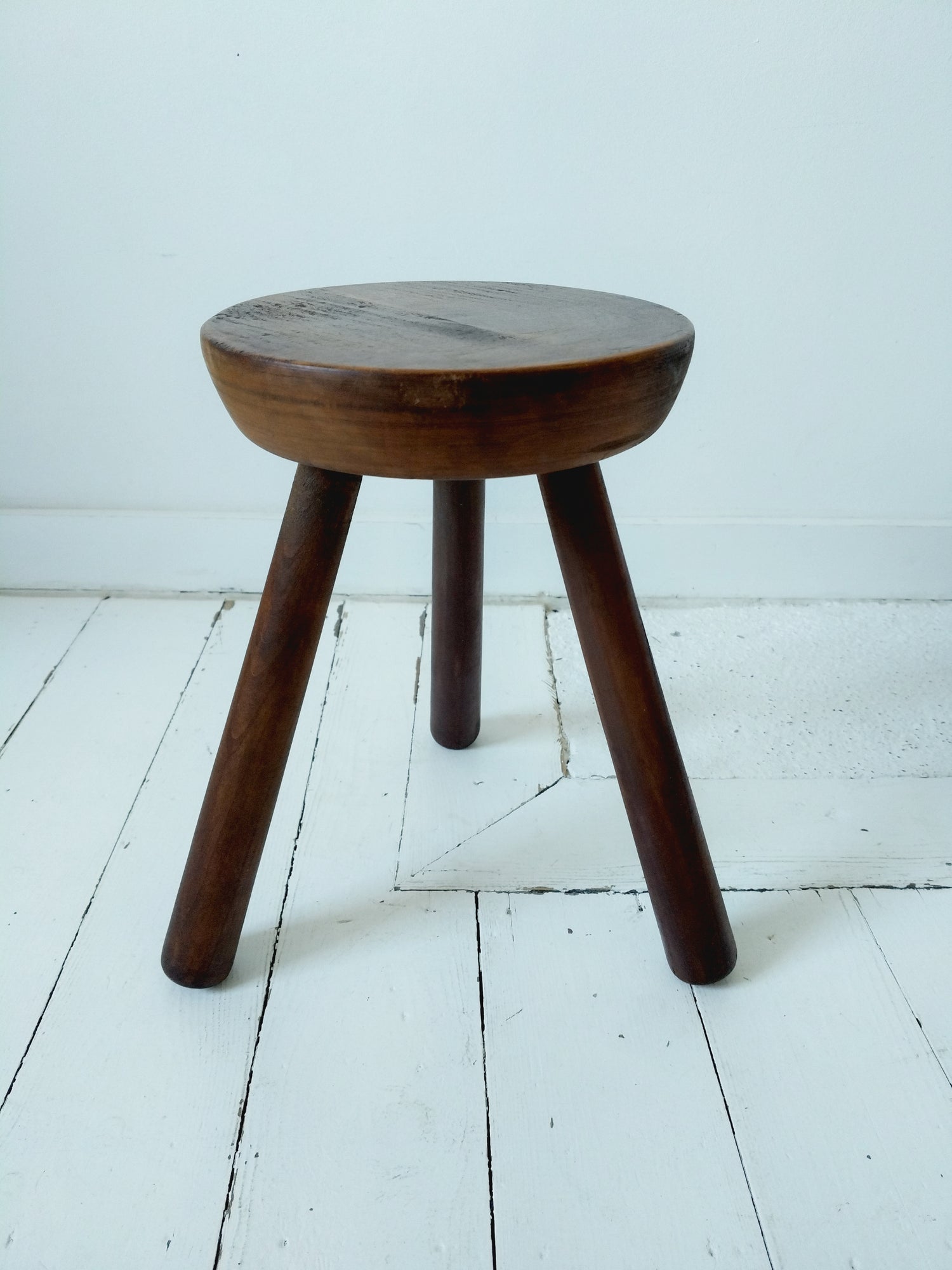 Ancien petit tabouret de métier tripode en bois massif - cetaitmieuxavant