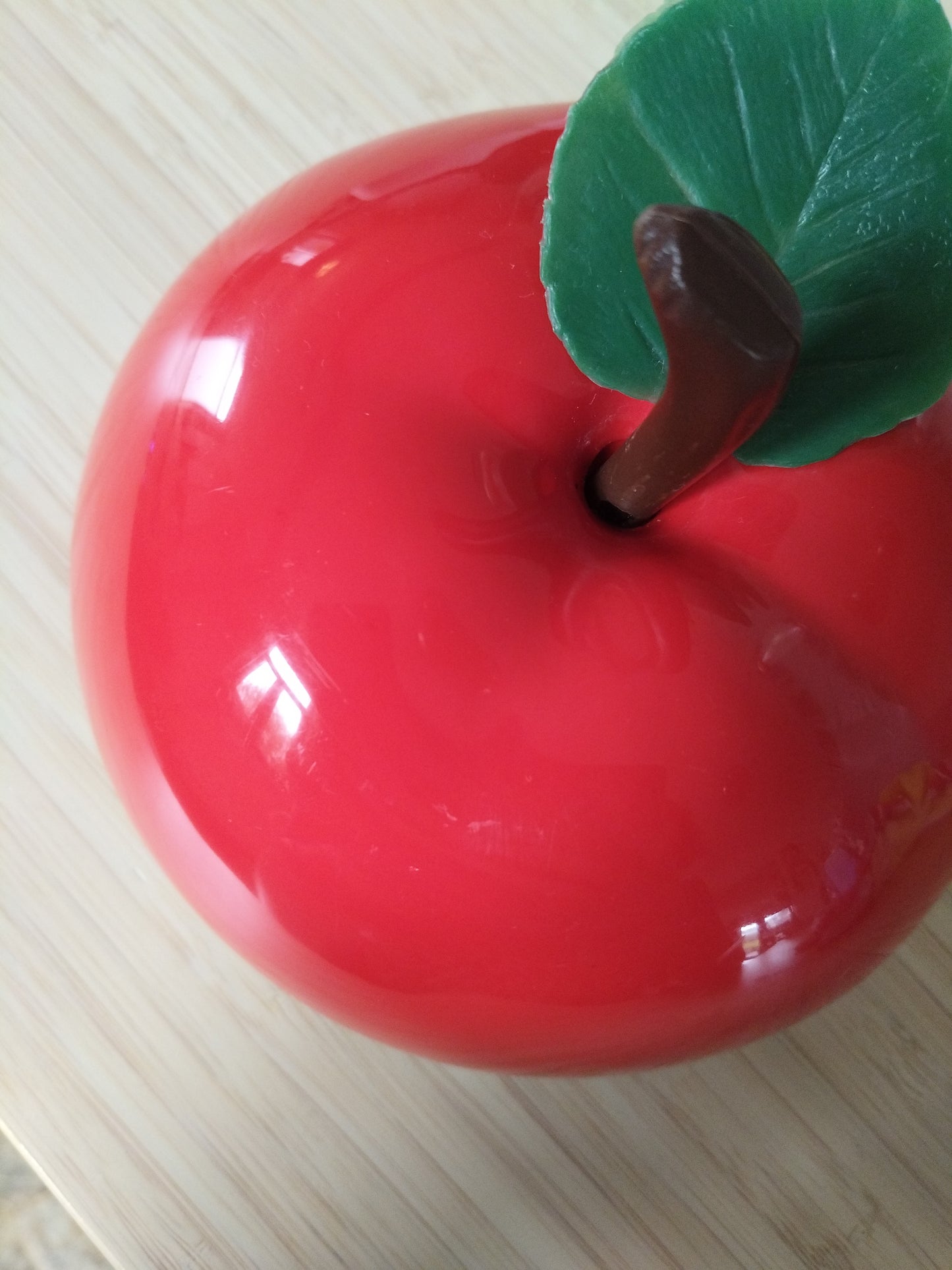 Pomme à glaçons en plastique rouge ou orange au choix