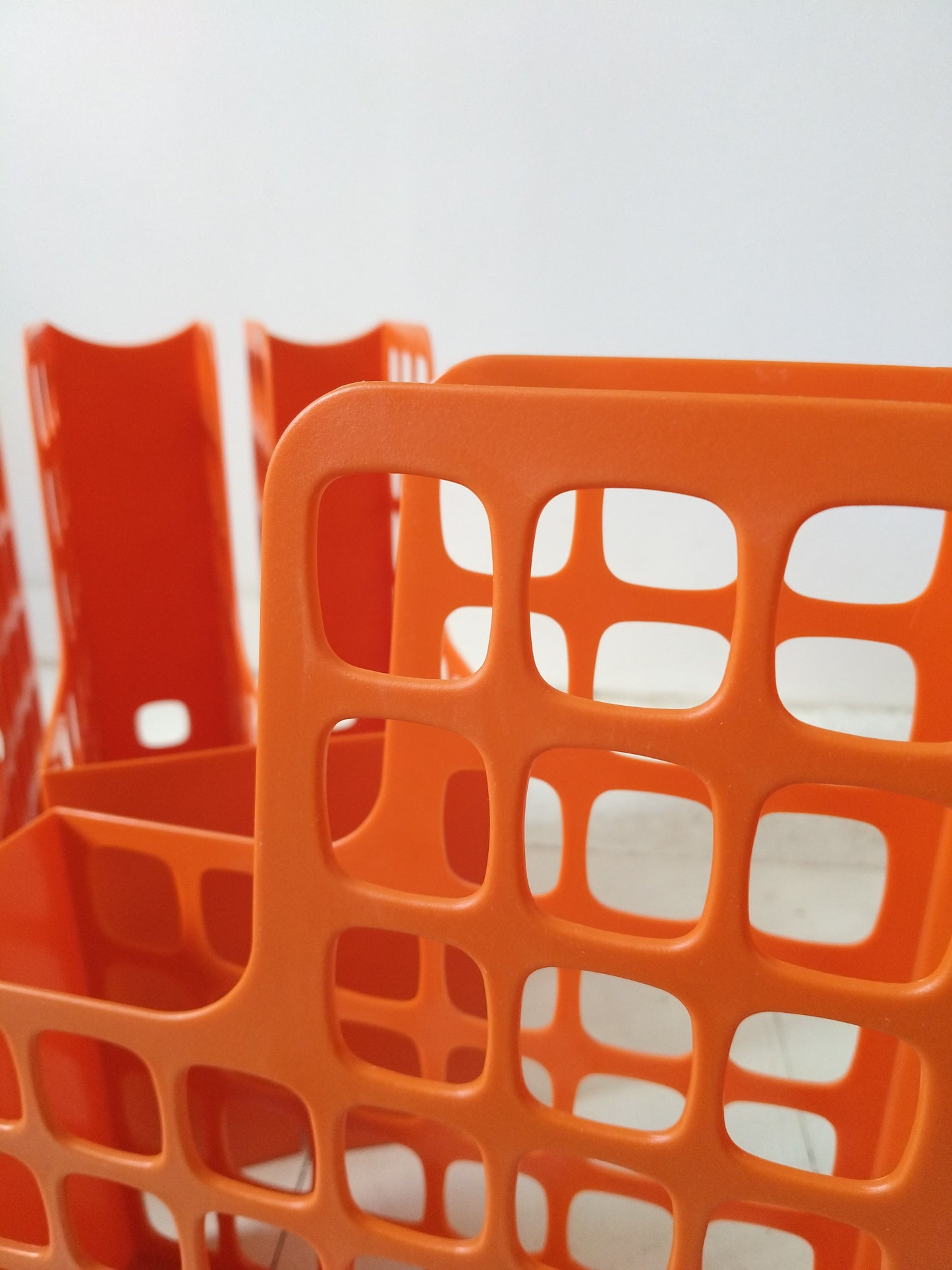 Range-documents/ magazines/ livres en plastique orange Esselte Boxer à l'unité