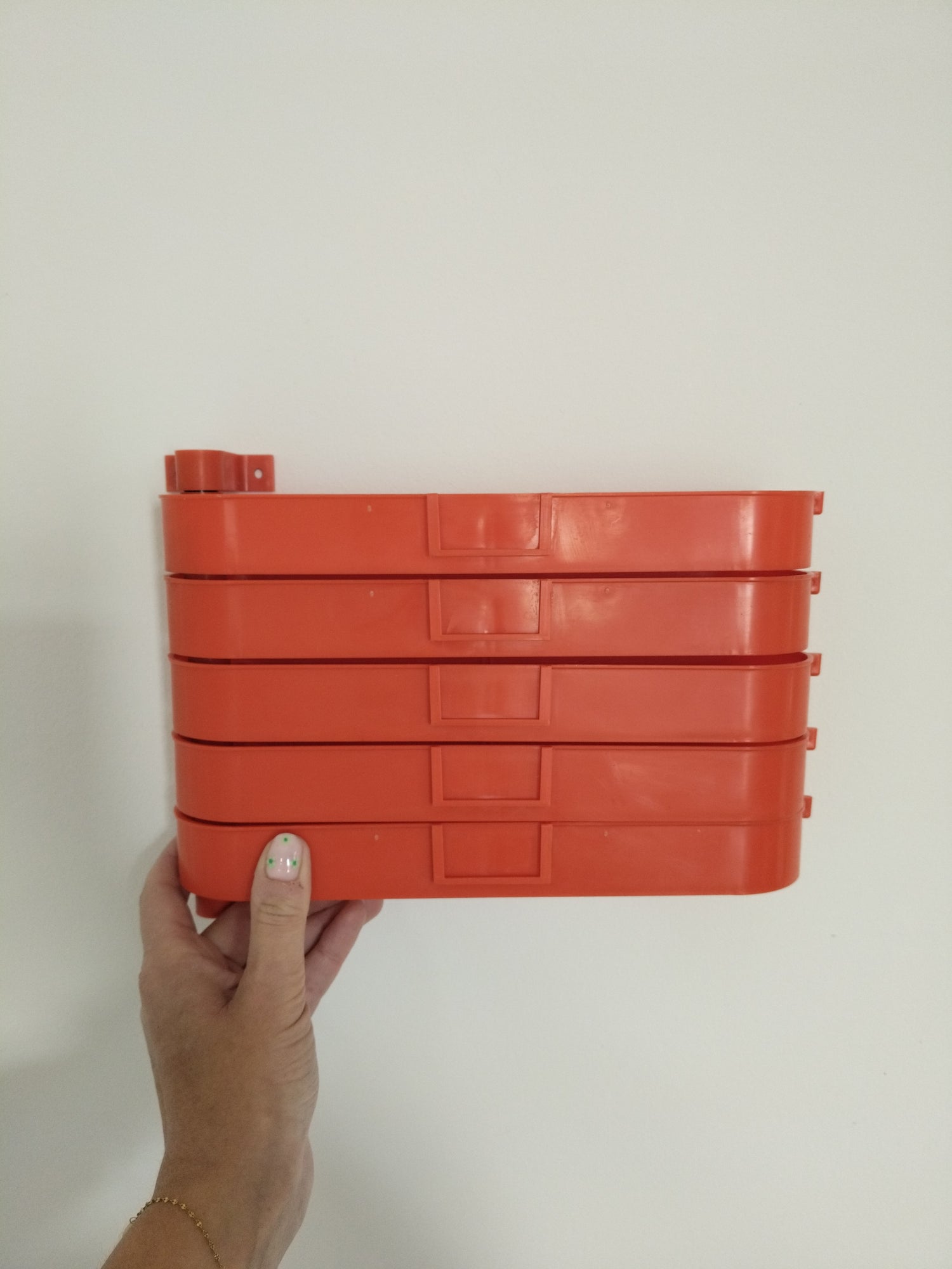Petite étagère/ rangement mural pivotant en plastique - cetaitmieuxavant