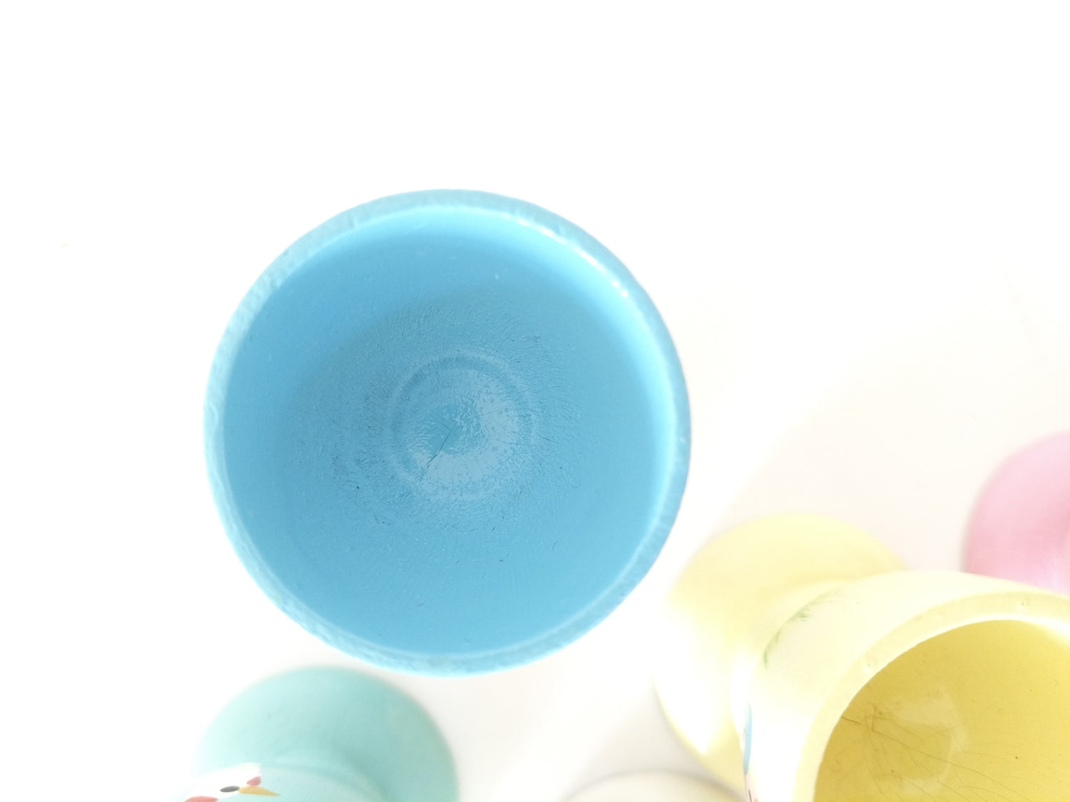 Ensemble de 6 petits coquetiers en bois peints à la main - cetaitmieuxavant