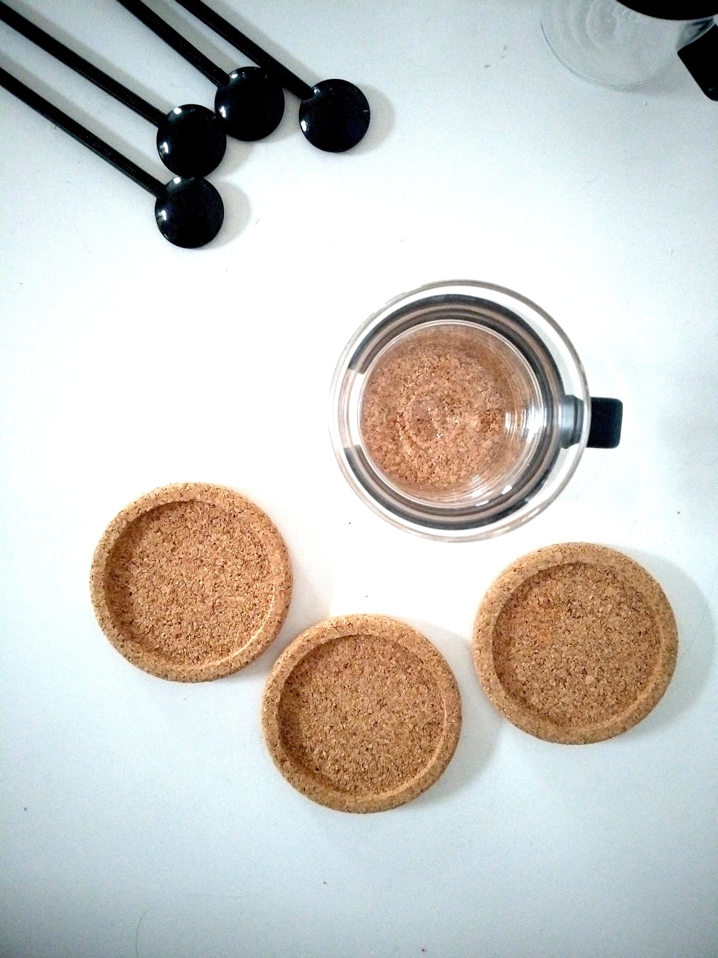 Ensemble de 4 tasses en verre + touillettes + sous-tasses en liège Bodum